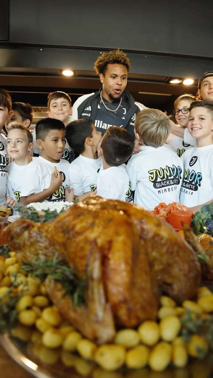 ユヴェントスFCのインスタグラム：「Back to our Junior members celebrating Thanksgiving with @west.mckennie 🤍🖤  Get the membership now!」