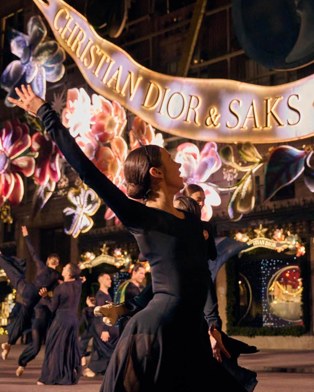 クリスチャンディオールさんのインスタグラム写真 - (クリスチャンディオールInstagram)「The launch of Dior's Carousel of Dreams at @Saks was marked by a performance from the @MarthaGrahamDance company, infusing Fifth Avenue with a ballet of light. The dancers, clad in @MariaGraziaChiuri’s navy blue knit silhouettes, designed for comfort and fluid motion, glided like figures from a fairytale. Their looks were completed with @StephenJonesMillinery's moon-shaped headdresses in glistening silver resin, sprinkled with stars, reflecting Christian Dior's legendary theatrical flair. © Photos: @JoePerri and @HereAndNowAgency Choreography: @VirginieMecene and Janet Eilber with classic movements by Martha Graham」11月24日 2時06分 - dior