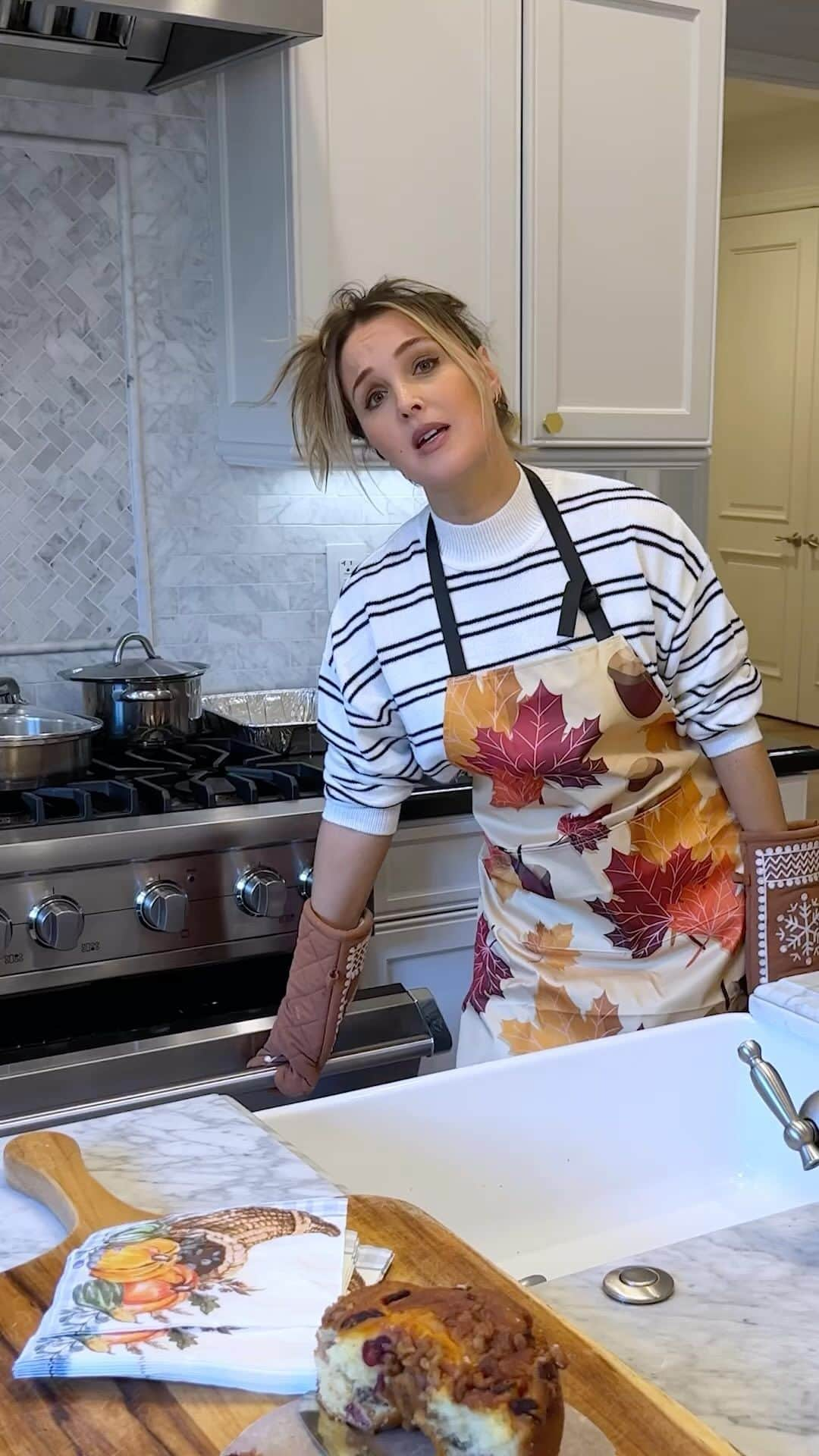 カミラ・ルディントンのインスタグラム：「When my husband doesn’t trust me to cook the turkey..」