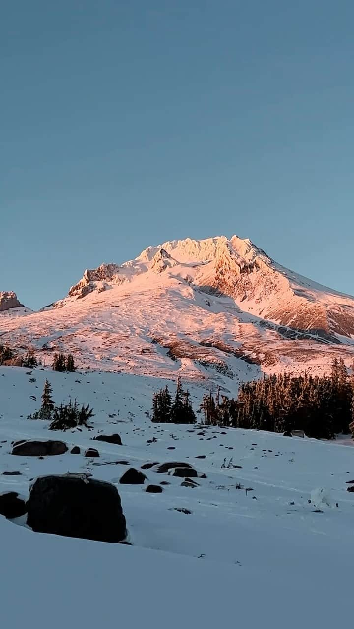 Portlandのインスタグラム：「Just 90 minutes outside of downtown Portland lies a winter wonderland straight out of a storybook. 🏔️ Steeped in history and overflowing with beauty, Mt. Hood and Timberline Lodge are truly a sight to behold in the wintertime.   #Portland #pnw #oregon #portlandoregon #pacificnorthwest #travelportland」