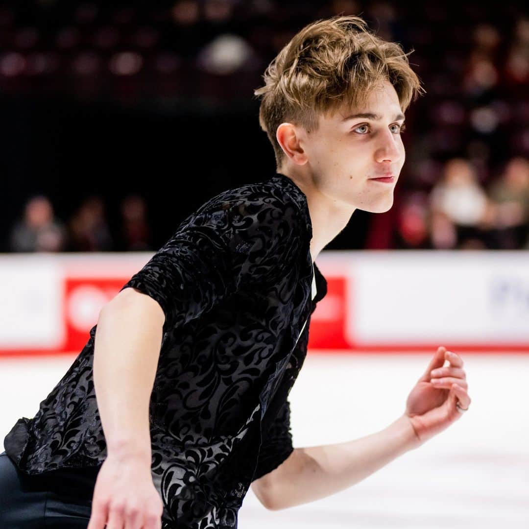 Skate Canadaのインスタグラム：「He's back, for real this time 🤞   2022 Olympian @roman_sadovsky is officially set to kick off his international competition season at the Golden Spin of Zagreb from December 6-9! ______________________  Il est de retour 🤞   L'olympien @roman_sadovsky est officiellement prêt à entamer sa saison de compétition internationale au Golden Spin de Zagreb du 6 au 9 décembre !」
