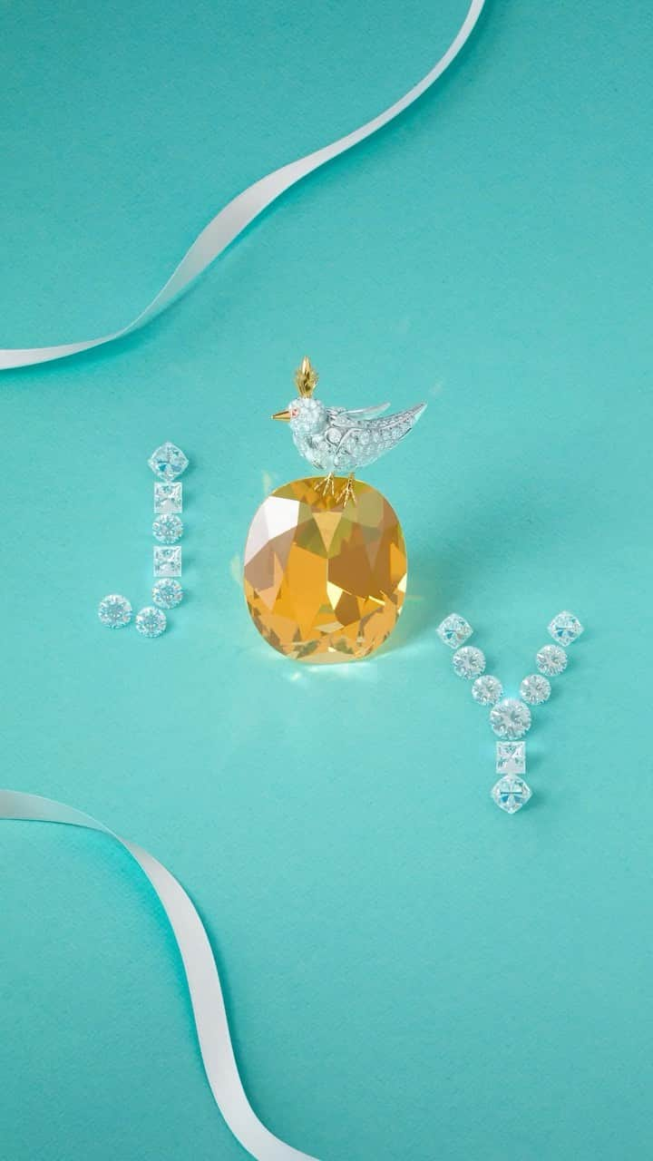 ティファニーのインスタグラム：「Spread joy with a gift from Tiffany & Co. Link in bio. #ATiffanyHoliday #TiffanyAndCo」