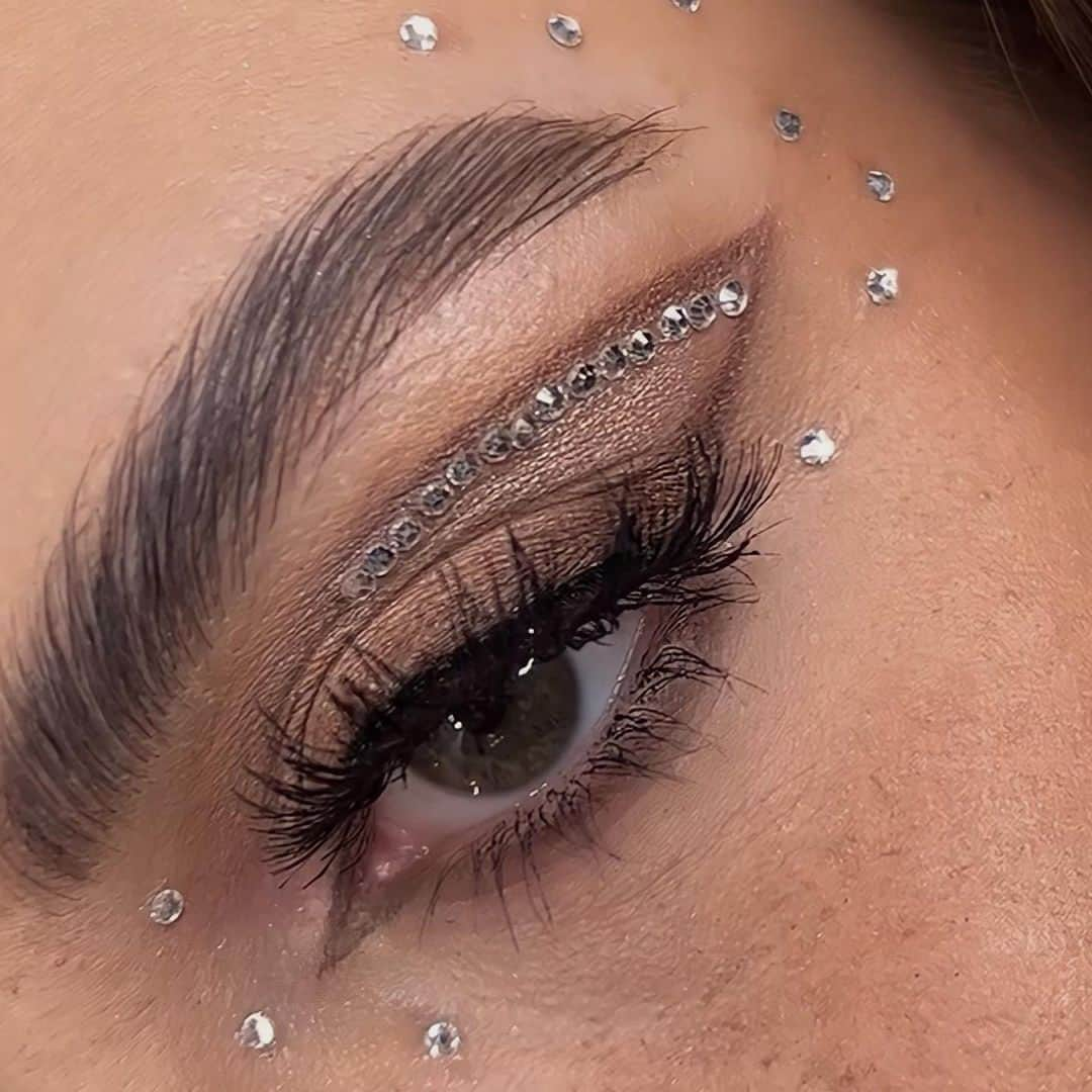 BH Cosmeticsさんのインスタグラム写真 - (BH CosmeticsInstagram)「Add a little ✨spice✨ to your holiday glam like @mj_beaautyy⁣ Products used:⁣ 🤎Hangin‘ in Hawaii Palette⁣ 🤎 305 Lashes⁣ ⁣ #bhcosmetics」11月24日 2時01分 - bhcosmetics