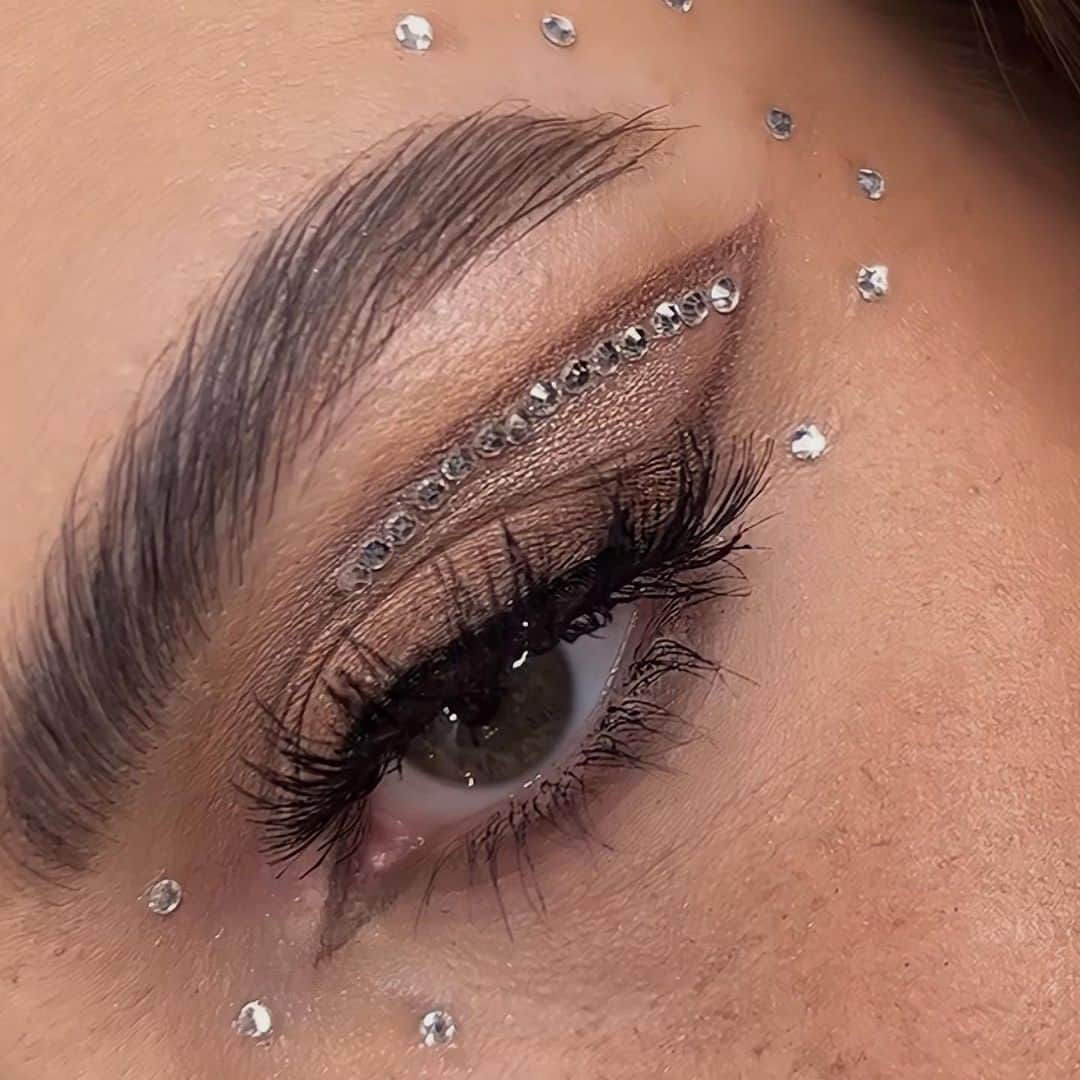 BH Cosmeticsのインスタグラム：「Add a little ✨spice✨ to your holiday glam like @mj_beaautyy⁣ Products used:⁣ 🤎Hangin‘ in Hawaii Palette⁣ 🤎 305 Lashes⁣ ⁣ #bhcosmetics」