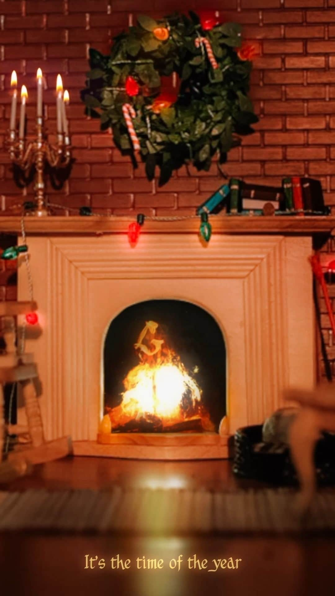 OneRepublicのインスタグラム：「Happy Thanksgiving! 🍁 Cozy on up by the fire with this hour long loop of “Dear Santa” (Piano Version) on our YouTube now: https://youtu.be/EWXm4cwMm-8」