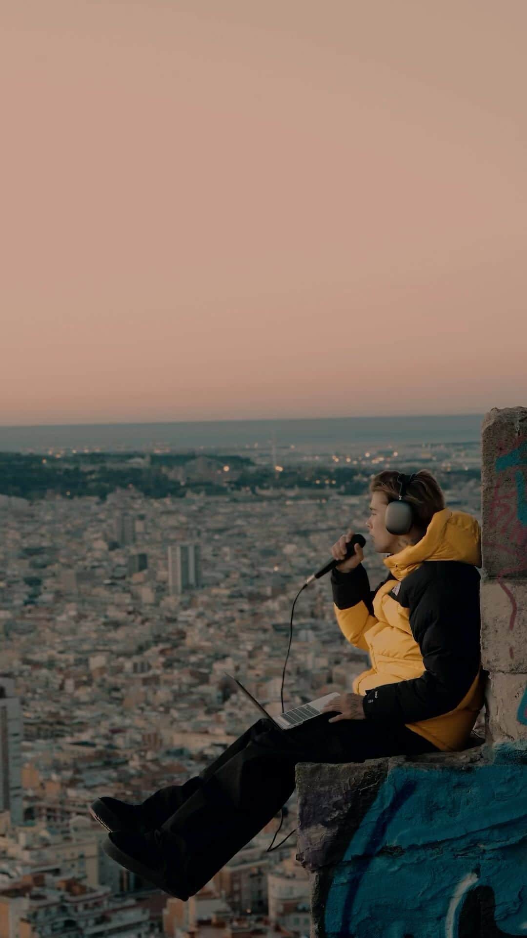 ビクターのインスタグラム：「esta noche a las 00:00 sale ¿CÓMO ESTÁS? 🖤😮‍💨」