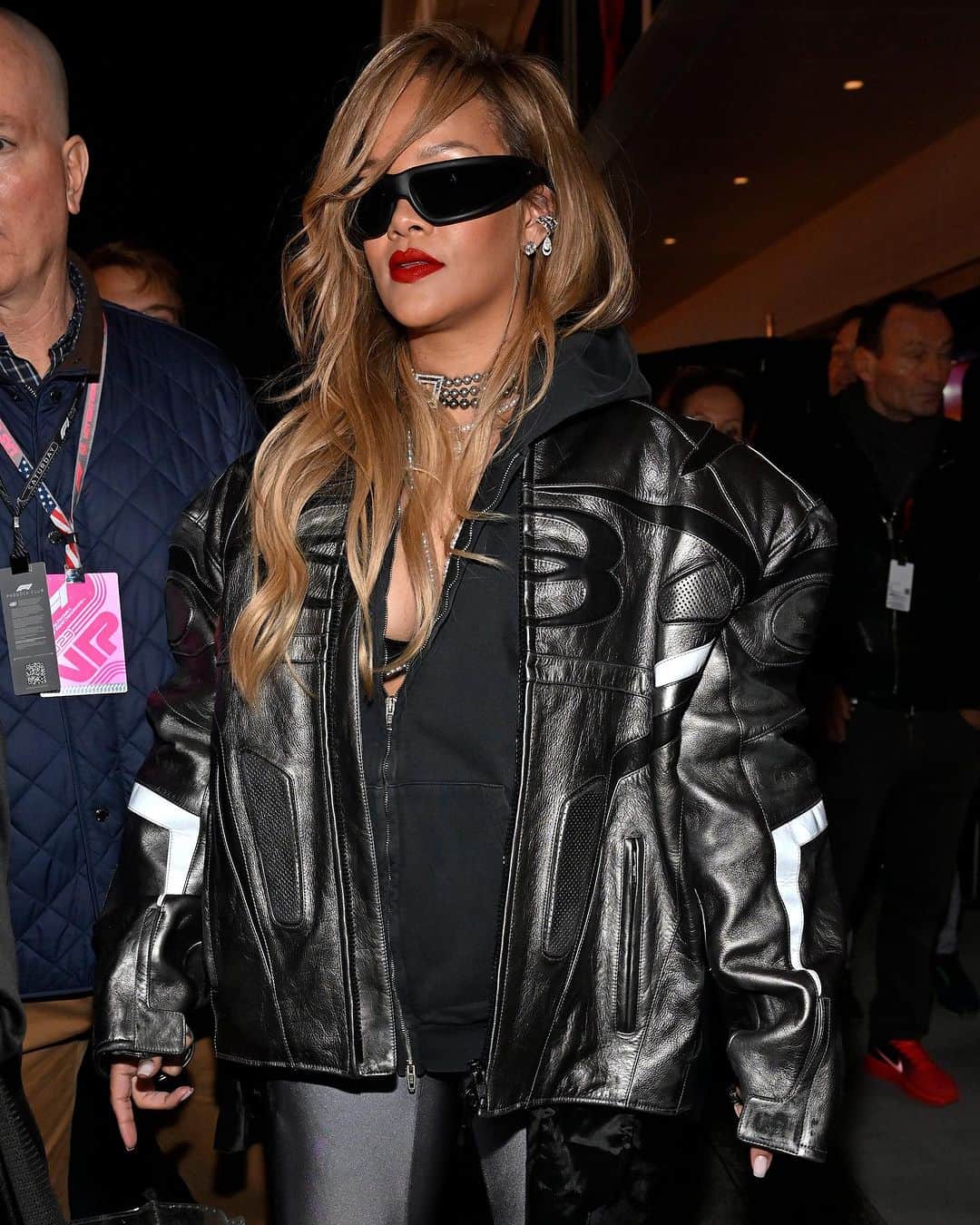 ELLE UKのインスタグラム：「Just when we thought the sideswept fringe of our high school years had been left well and truly in the past, #Rihanna brings it right back in the coolest way possible. RiRi's elevated take sees the fringe cut in the form of layered, wavy lengths with plenty of volume on the crown. The glossy blonde tone doesn't hurt either.」