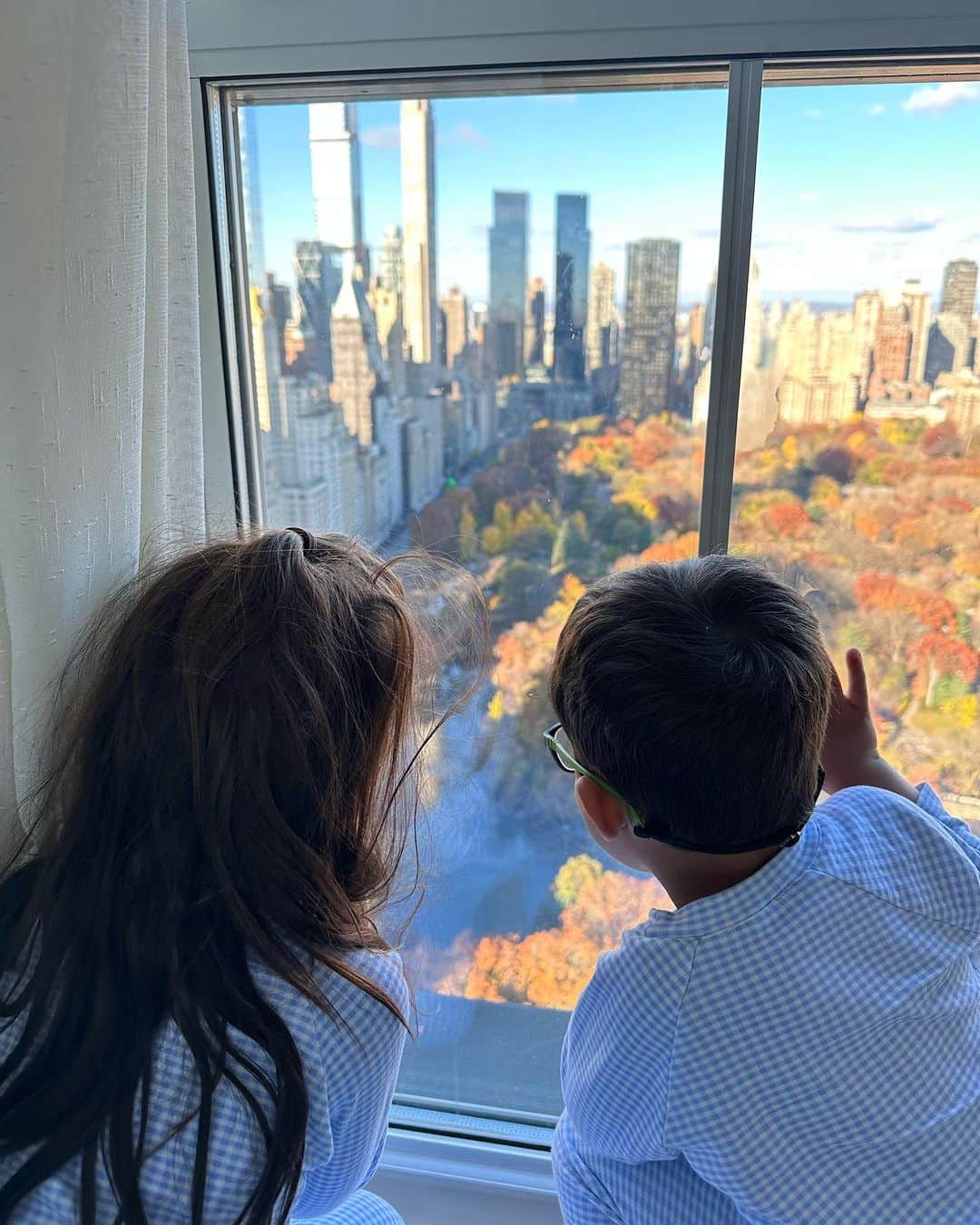 ミンディ・カリングのインスタグラム：「Happy Thanksgiving everyone! So grateful for these turkeys! 🥰❤️🦃 Hope you’re having a wonderful day with your family! @thepierreny」