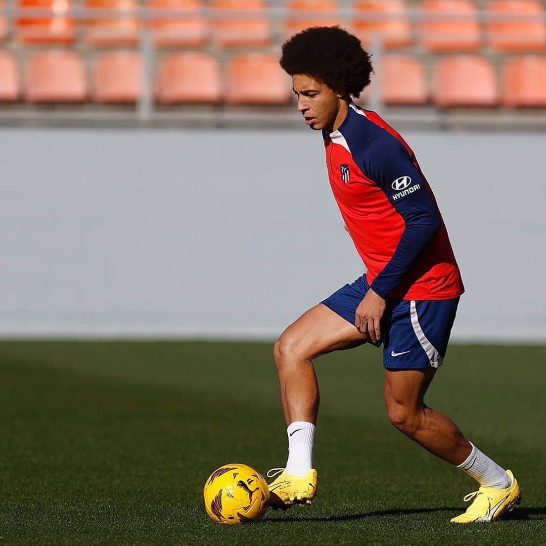 アクセル・ヴィツェルのインスタグラム：「Focused and ready to get back to business 💪🏽🔴⚪️ #AúpaAtleti」