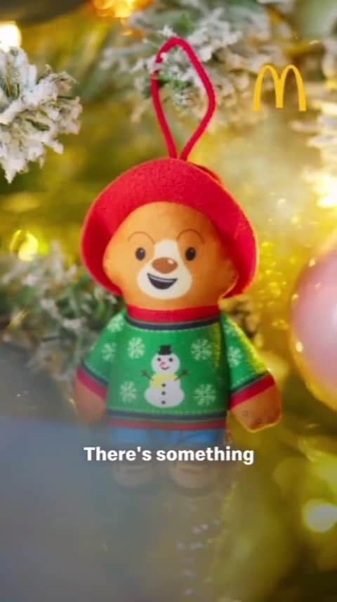 Paddington Bearのインスタグラム：「🐾🎄 Have a very bear-y Christmas 🎄🐾  Introducing the Paddington Happy Meal®, inspired by 'The Adventures of Paddington'!   Which will you collect?   🎁 Join us on a magical journey - available in restaurants from November 22nd.   @harpercollinsch mcdonaldsuk @louisepentland」