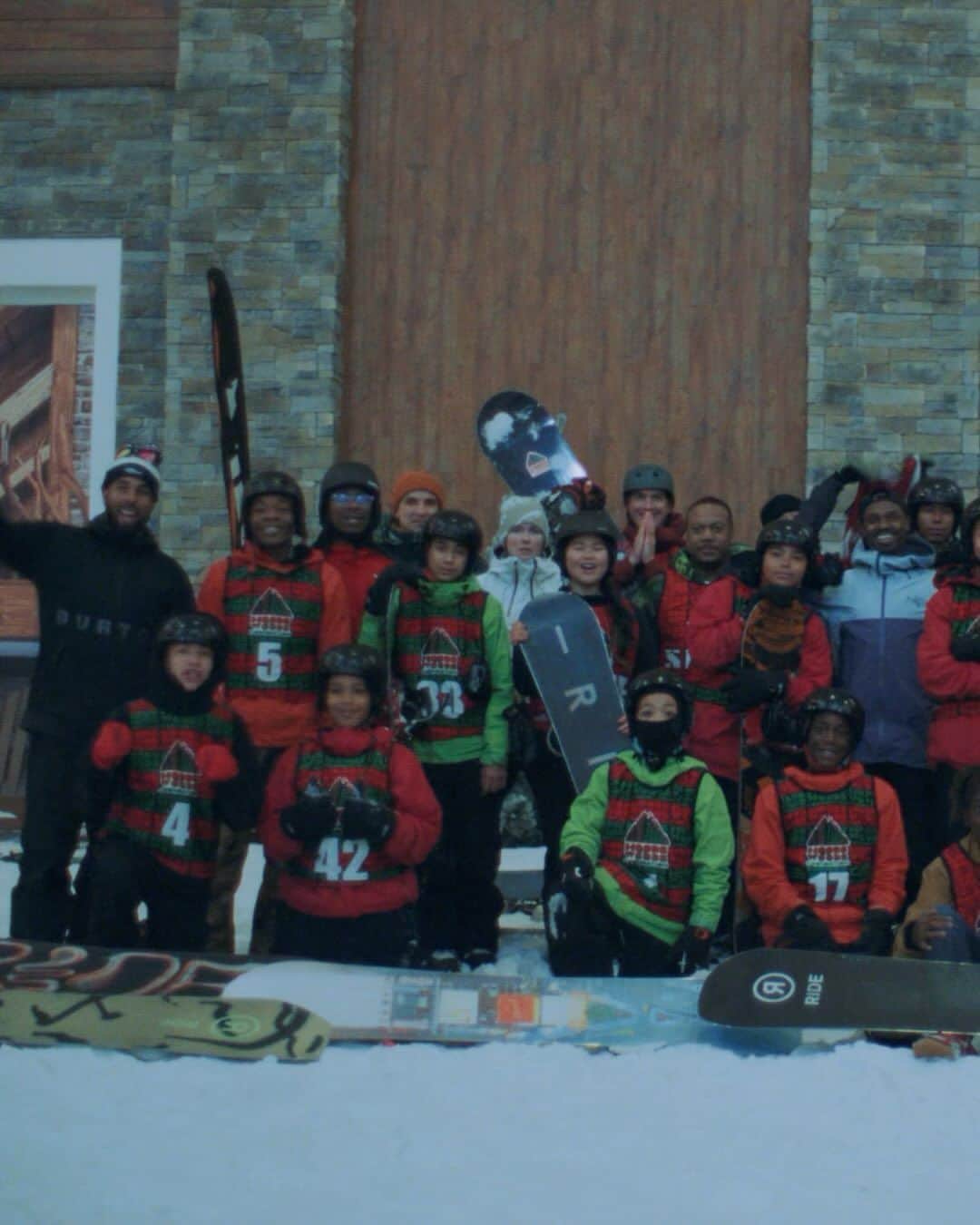 アークテリクスのインスタグラム：「Snowboarding isn’t just for people in mountain towns. In Brooklyn, NY a program called Hoods to Woods (@hoodstowoods) teaches kids to ride who wouldn’t usually have access to the sport.    Visit the link in bio for the full story. #NoWastedDays」