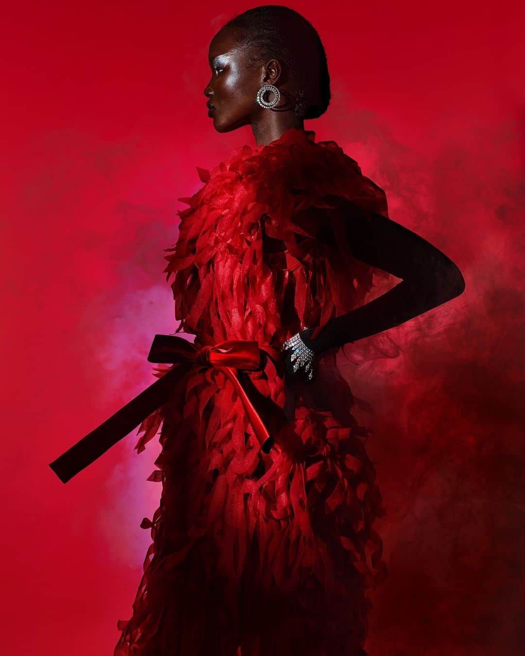 のインスタグラム：「All good gifts come wrapped with a bow! 🎁  As seen inside the pages of V145, @balenciaga’s latest must-see couture creation by denma joins our roundup of some of the best couture looks of the season, captured by @richardrurbridge and styled @annatrevelyan. Head to the link in our bio to discover the full editorial + order your copy of V145 at shop.vmagazine.com. — From V145 Winter 2023 Issue  Photography @richardburbridge Fashion @annatrevelyan Makeup @yumilee_mua (@streetersagency) Hair @evaniefrausto using @bumbleandbumble (@streetersagency) Manicure @nailsbymamie (@seemanagement) Set Design @studio_hans_nyc (@thewallgroup) Model @abenynhial (@elitenyc)  Sleeveless tulle dress, bodysuit, satin belt @balenciaga haute couture / All high jewelry @chopard, From top to bottom: Haute Joaillerie Collection earrings (featuring 18.69-carats of diamonds set in 18k white gold and titanium) Green Carpet Collection bracelet (featuring 18.69-carats of diamonds set in 18k white gold and titanium)」