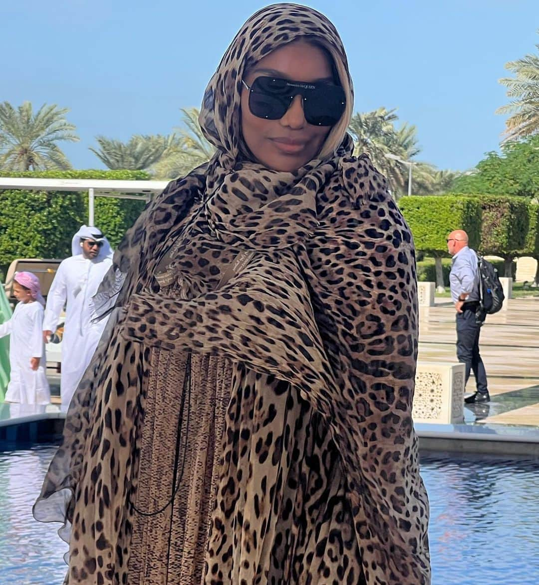 ネネ・リークスさんのインスタグラム写真 - (ネネ・リークスInstagram)「SWIPE: I choose peace I choose me  @melt.mideast @jumeirahsaadiyat #Dubai @iamsteveharveytv #UAE #dolcegabbana」11月24日 2時24分 - neneleakes