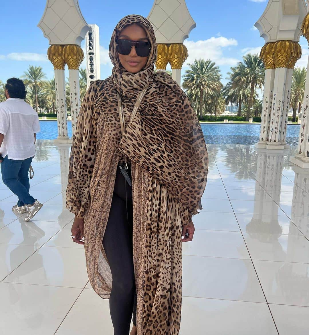 ネネ・リークスさんのインスタグラム写真 - (ネネ・リークスInstagram)「SWIPE: I choose peace I choose me  @melt.mideast @jumeirahsaadiyat #Dubai @iamsteveharveytv #UAE #dolcegabbana」11月24日 2時24分 - neneleakes