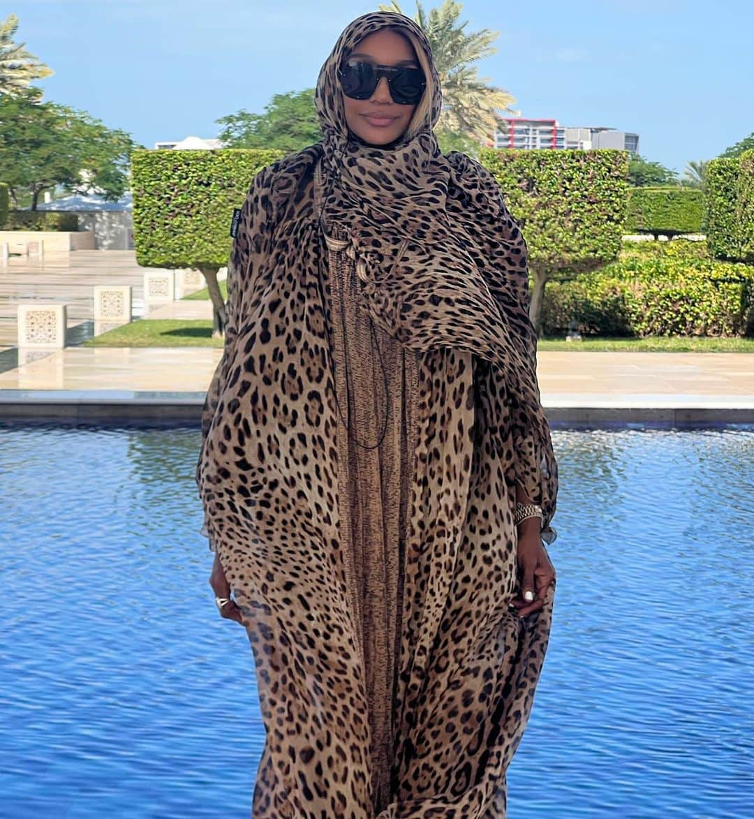 ネネ・リークスさんのインスタグラム写真 - (ネネ・リークスInstagram)「SWIPE: I choose peace I choose me  @melt.mideast @jumeirahsaadiyat #Dubai @iamsteveharveytv #UAE #dolcegabbana」11月24日 2時24分 - neneleakes