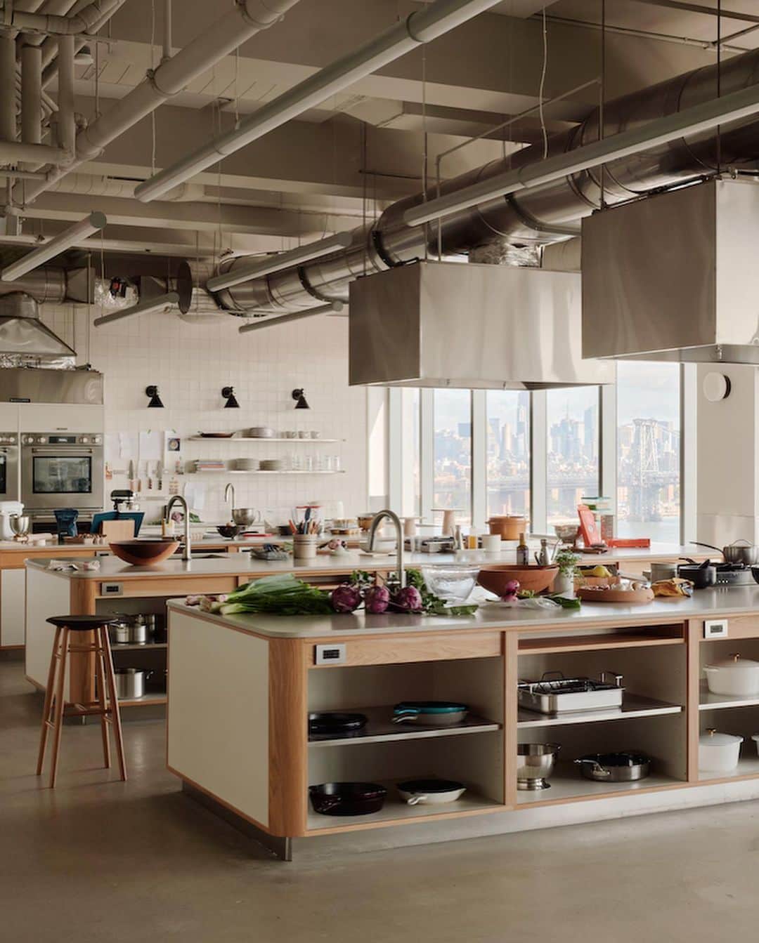 Design Milkのインスタグラム：「@float.studio took on the flavorful challenge of crafting @food52’s new HQ in Brooklyn + we're drooling over what they cooked up! 🌿💫 Just like how the kitchen is the heart of the home, this office is truly the heart of @food52. 🤍 \\\ Feast your eyes at the link in bio. 🔗  📸 Photography by @william.jess.laird」