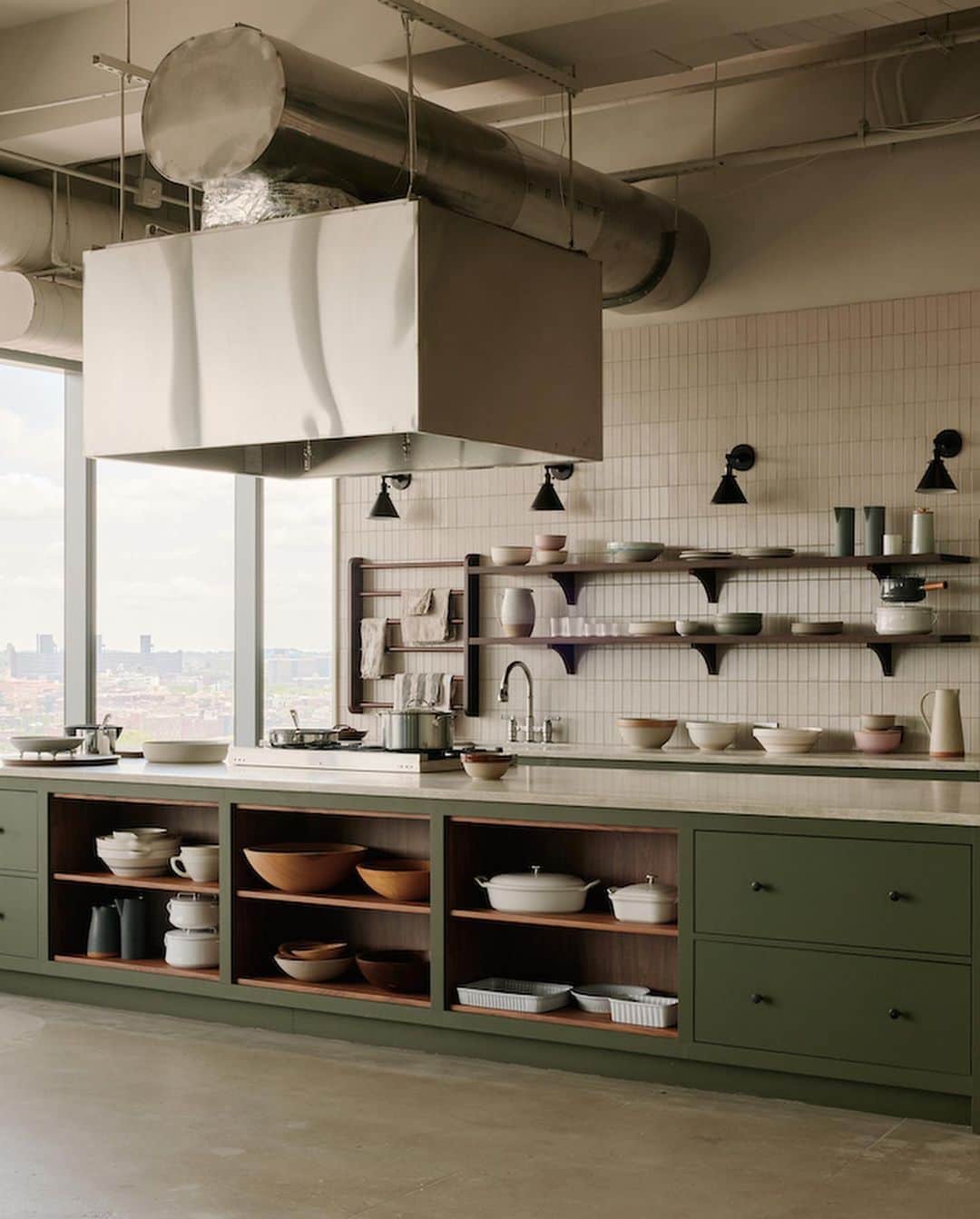 Design Milkさんのインスタグラム写真 - (Design MilkInstagram)「@float.studio took on the flavorful challenge of crafting @food52’s new HQ in Brooklyn + we're drooling over what they cooked up! 🌿💫 Just like how the kitchen is the heart of the home, this office is truly the heart of @food52. 🤍 \\\ Feast your eyes at the link in bio. 🔗  📸 Photography by @william.jess.laird」11月24日 2時28分 - designmilk