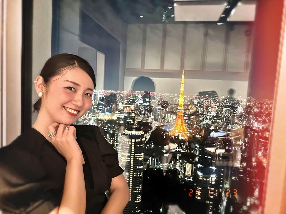 新美有加さんのインスタグラム写真 - (新美有加Instagram)「🐾 友達のおめでたい日に 夜景がとても綺麗でした🗼 気づけば10年 テーブルにいた全員新しい家族ができていて… 家族ぐるみで遊ぶことも増えるにつれて 友達のパートナーは 自分にとっても大切な人になるんだなあと しんみり嬉しく誇らしく💍  何かあると元気を充電してくれる、 私の数少ない友達の皆さんありがとう🫶ハグ  そして つい書いてあるか気にしてしまう 席札の内側のメッセージ✉️ 人生変えてくれてありがとうなんて こんな節目でも言われたことないので 上機嫌で寝られそうです🍷  #しあわせになってくれよな友よ  #主役の写真載せないけど #weddingday」11月24日 2時29分 - yuka_niimi.49