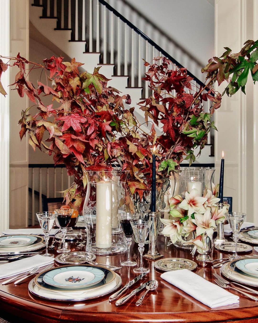 Vogueさんのインスタグラム写真 - (VogueInstagram)「Happy Thanksgiving! With the holiday season comes the inevitable influx of invitations to gatherings large and small. But what if you’re planning to host a festive soirée of your own? Where can you turn for guidance on how to lay a table with creative flair? Fear not, we’ve got you covered. Vogue has gathered some of our favorite interior designers, decorators, and tastemakers to create holiday tablescapes to spark inspiration during the most wonderful time of the year, and to share a few of their top hosting tips, too. Tap the link in bio to shop these tablescapes and more.  Photographed by @adriannaglaviano, @adrianocisani, @huyylluong, and @ryanlowry.」11月24日 2時29分 - voguemagazine