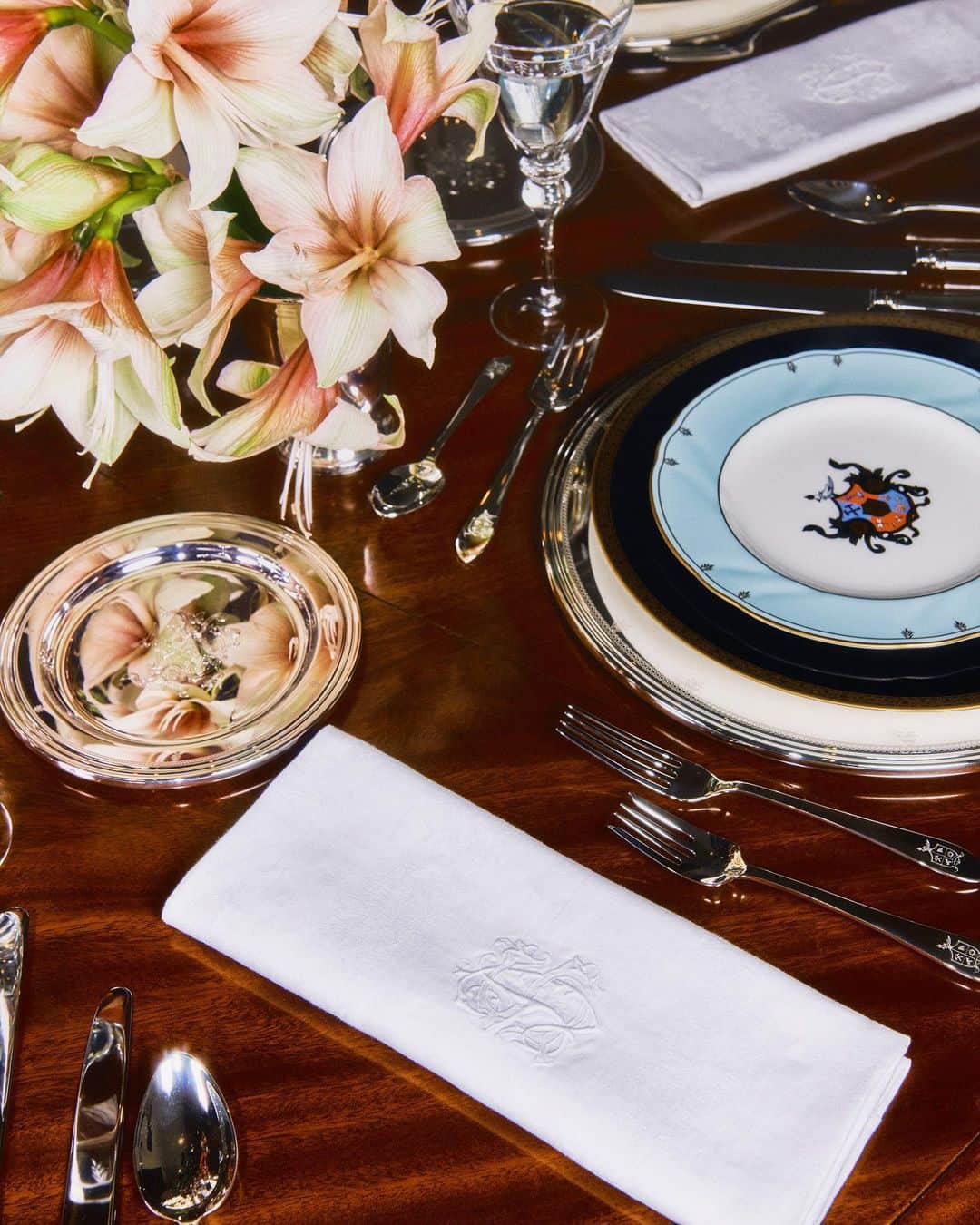 Vogueさんのインスタグラム写真 - (VogueInstagram)「Happy Thanksgiving! With the holiday season comes the inevitable influx of invitations to gatherings large and small. But what if you’re planning to host a festive soirée of your own? Where can you turn for guidance on how to lay a table with creative flair? Fear not, we’ve got you covered. Vogue has gathered some of our favorite interior designers, decorators, and tastemakers to create holiday tablescapes to spark inspiration during the most wonderful time of the year, and to share a few of their top hosting tips, too. Tap the link in bio to shop these tablescapes and more.  Photographed by @adriannaglaviano, @adrianocisani, @huyylluong, and @ryanlowry.」11月24日 2時29分 - voguemagazine