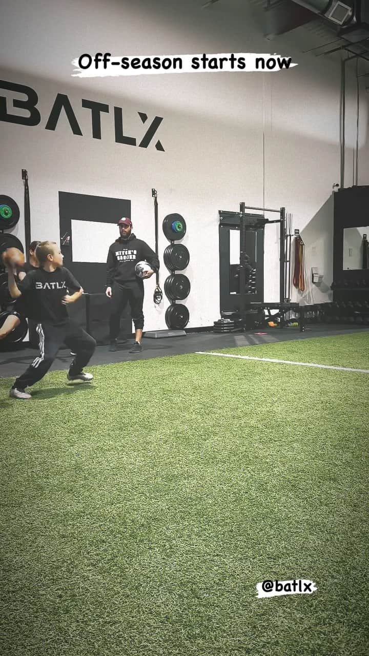 チャド・マイケル・マーレイのインスタグラム：「The Off-season doesn’t really exist… it’s just time to better yourself. This is 8. @batlxhfx  My fav part- Father/Son Bonding time:)」