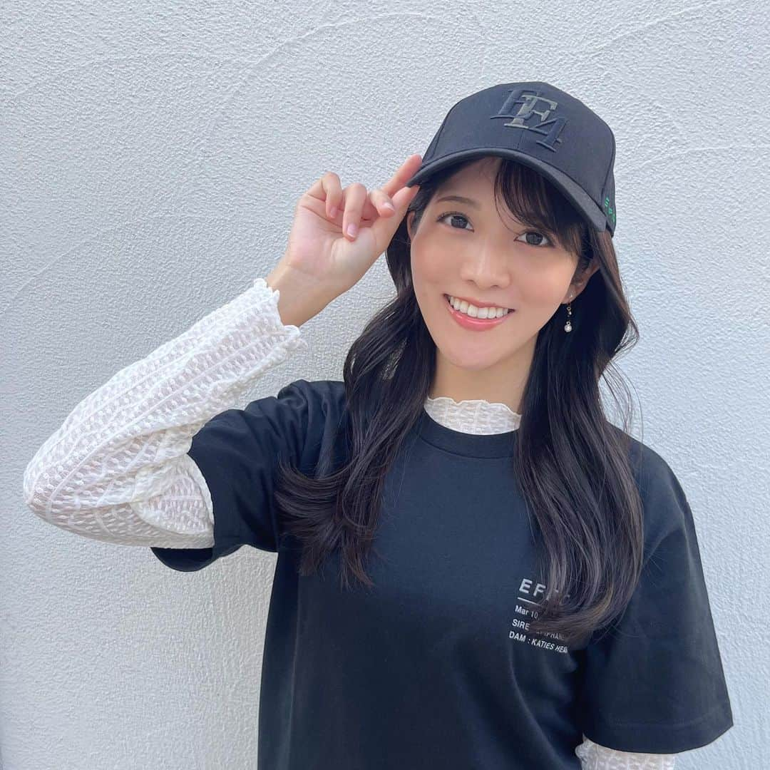 石川彩夏さんのインスタグラム写真 - (石川彩夏Instagram)「エフフォーリアのグッズ🏇  キャップに｢EF4｣って刺繍されているのオシャレすぎません？🫣  私はTシャツの中に透け感のあるロングTシャツ合わせてみましたよ♪♪ 男性の方でも、Tシャツの中に、ロングT着たら、季節問わず着れるかな？と思います✨️  発売は明日の12時〜✨️ 気になった方は @horsegoodsnet さんを見てみてください👀  #PR #エフフォーリア #horsegoodsnet #競馬グッズ #キャップ女子 #キャップコーデ」11月9日 19時16分 - ayaka0711zi