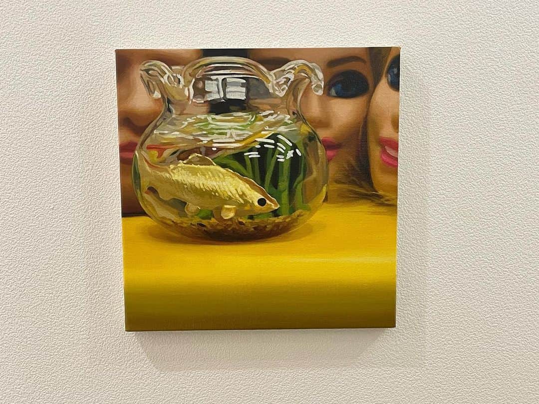 北香那さんのインスタグラム写真 - (北香那Instagram)「MOYANこと森山亜希さんの個展に先日お邪魔しました☺︎  森山さんの絵を好きになって何年経つかなぁ。  進化が止まらない。 とっても好きな作品ばかり。  シンプルな壁に飾られた作品たちはすごく色鮮やかで目を惹きますが、どれもポップと不穏を持ち合わせていて、それらは今何を思っているのか…魂が宿っているようにも見えてきます。  その臨場感が私は大好き！  久々にご本人にも会えたので何より〜❤︎❤︎ またゆっくりお茶しようね💐」11月9日 19時10分 - kitakana._.official