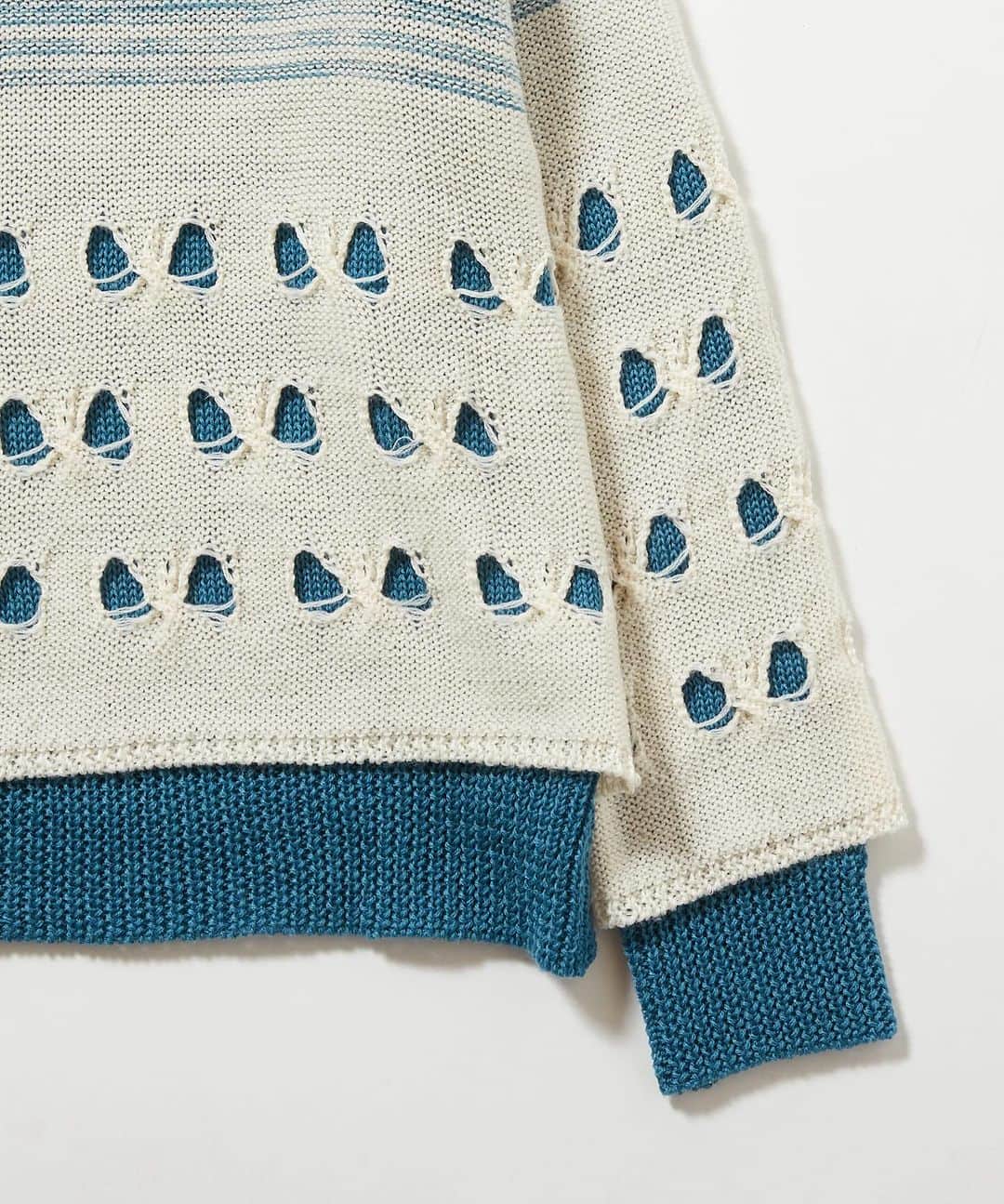 メアグラーティアさんのインスタグラム写真 - (メアグラーティアInstagram)「FW23 meagratia  knit P/O  繊細な編み地が特徴のニットプルオーバー。水面の境目をイメージしたラインから上が一重、下が二重になっています。袖口や裾をめくり上げることができ、さまざまな着こなしを楽しんでいただけます。  material  Acrylic 60% Wool 40%  #meagratia #fw23」11月9日 21時00分 - meagratia