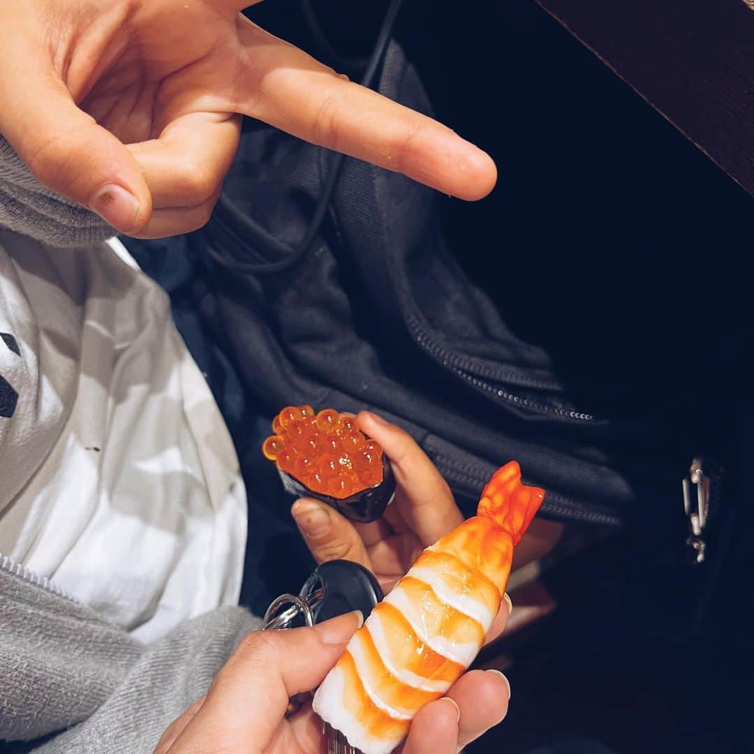 momokoさんのインスタグラム写真 - (momokoInstagram)「画像では分かりにくいかもしれないですが、手に🦐持ってます☺️  息子と京都旅行のお土産にお揃いで買ったキーホルダー✨  大事にしよう😌  #買ったのは京都のドンキ #京都と何の関係もないお土産 #プライスレス」11月9日 19時11分 - momoko_tsukamomo