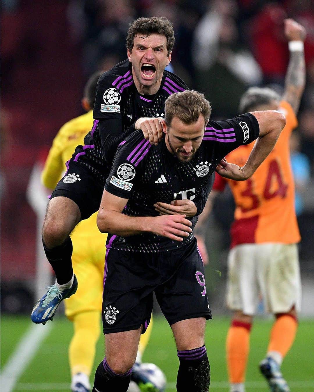 トーマス・ミュラーのインスタグラム：「What it means to win the groupstage after 4 games 🔥⚽️💪🏻  Not bad to have @harrykane in your team 🧐🤩  #winningstreak #clnights #gutenesserungjamal #warumchipeichdasdingsoweitlinks #fcbolé」