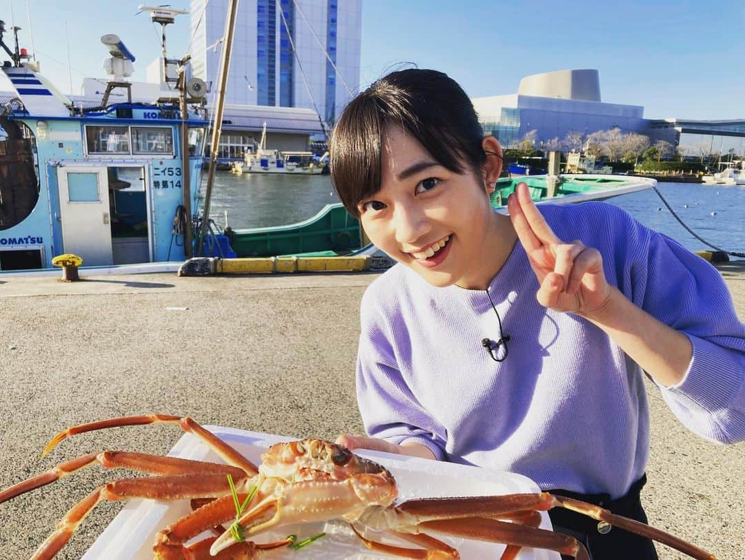 松本亜美さんのインスタグラム写真 - (松本亜美Instagram)「今日も新潟一番をご覧いただきありがとうございました✨ 11/6から全国的にカニ漁が解禁されたということで、新潟西港から中継でした🦀  冒頭で立派なズワイガニが登場して驚いた人もいるのではないでしょうか？中継前に動いている様子を見て、迫力さえも感じました。  11月11日と25日にカニ漁解禁イベントが行われるということで、地魚工房さんで提供されるグルメをひと足先にいただきました😋  お椀から豪快に飛び出たカニの味が印象的なカニ汁に、甘じょっぱい味付けが染み込んだヒラメの漬け丼、南蛮エビや赤ひげの小鉢など… 盛りだくさんなセットでした！！ カニの出汁が身体に沁み渡り、弾力がありつつも旨みを感じるヒラメが美味しかったです🎵  新潟県沖でとれたカニを堪能するチャンスですね！！ 中継でお世話になった皆さんとカニポーズ🦀で写真を撮りました📸  #teny #テレビ新潟  #夕方ワイド新潟一番  #生中継  #新潟西港 #地魚工房  #カニ漁 #解禁 #ズワイガニ  #ヒラメ #南蛮エビ #赤ひげ  #魚介堪能  #あみの中継記録  #アナウンサー  #松本亜美」11月9日 19時13分 - ami_matsumoto_teny