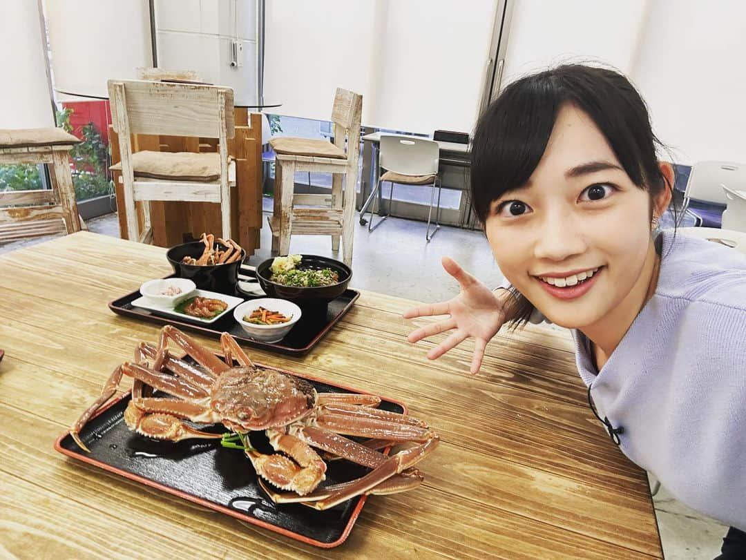 松本亜美さんのインスタグラム写真 - (松本亜美Instagram)「今日も新潟一番をご覧いただきありがとうございました✨ 11/6から全国的にカニ漁が解禁されたということで、新潟西港から中継でした🦀  冒頭で立派なズワイガニが登場して驚いた人もいるのではないでしょうか？中継前に動いている様子を見て、迫力さえも感じました。  11月11日と25日にカニ漁解禁イベントが行われるということで、地魚工房さんで提供されるグルメをひと足先にいただきました😋  お椀から豪快に飛び出たカニの味が印象的なカニ汁に、甘じょっぱい味付けが染み込んだヒラメの漬け丼、南蛮エビや赤ひげの小鉢など… 盛りだくさんなセットでした！！ カニの出汁が身体に沁み渡り、弾力がありつつも旨みを感じるヒラメが美味しかったです🎵  新潟県沖でとれたカニを堪能するチャンスですね！！ 中継でお世話になった皆さんとカニポーズ🦀で写真を撮りました📸  #teny #テレビ新潟  #夕方ワイド新潟一番  #生中継  #新潟西港 #地魚工房  #カニ漁 #解禁 #ズワイガニ  #ヒラメ #南蛮エビ #赤ひげ  #魚介堪能  #あみの中継記録  #アナウンサー  #松本亜美」11月9日 19時13分 - ami_matsumoto_teny