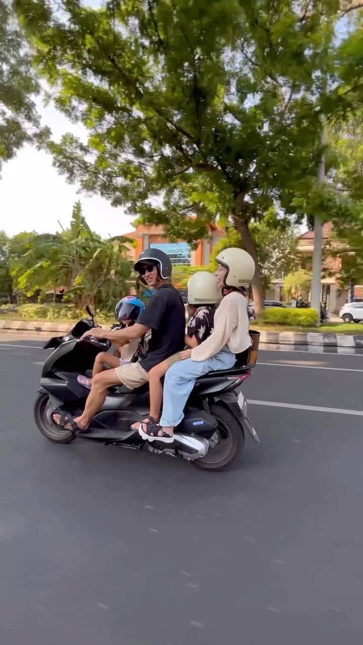 Kyooonのインスタグラム：「バリ島移住🌴バイク生活🛵  バイクどうやって4人乗るの！？ とたくさん質問が来たので撮ってもらいました🤣🛵  前に次女が座る用のシートをつけて 後ろには背もたれを‥  もちろん4人乗りは近場だけで 距離がある場所へはタクシーで移動します🚕👍」