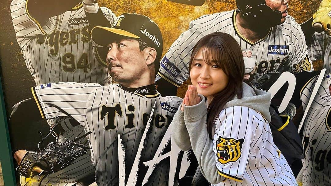 河野万里奈さんのインスタグラム写真 - (河野万里奈Instagram)「阪神タイガース日本一から数日間夢の中にいるようにボーっとしてしまいました 今回の悲願達成は私自身や河野家やマリナーズにとって他人事ではなかったのです(勝手にそう感じています) また改めて文章や動画にして共有します  さて私は私の人生を歩き出さなくては #日本シリーズ  #思い出を添えて #阪神タイガース」11月9日 19時13分 - marina_kawano