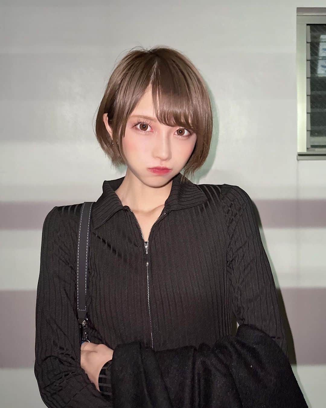 のインスタグラム：「⁡ パパの誕生日会の日🖤🤍 第一声でいじった？って言われてオコな日(`o´) ⁡ #PR  #ショート #秋服」