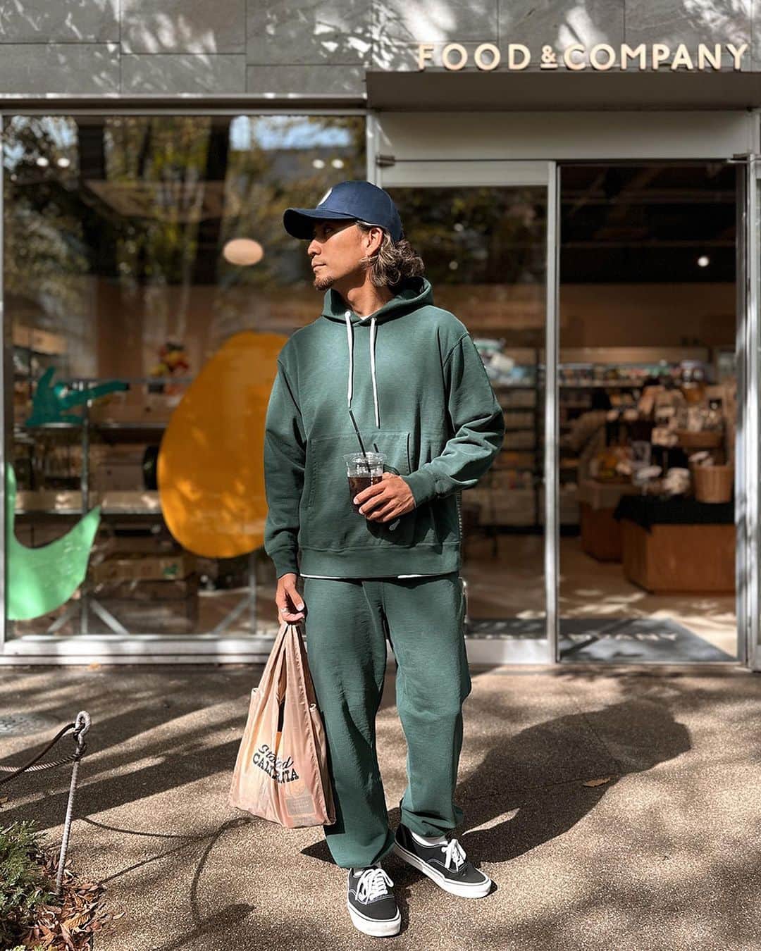 スタンダードカリフォルニアさんのインスタグラム写真 - (スタンダードカリフォルニアInstagram)「11月コーディネートブログをアップしました‼︎  今回は今の時期に使い勝手の良いUS Cotton Hood SweatとUS Cotton Sweat Pantsのコーディネートを組んでみました。  是非ご覧ください！  Our official blog site is updated. Check it out‼︎  @standardcalifornia_os  @standardcalifornia_movie  @button_works  @buttonworks.store   #standardcalifornia #スタンダードカリフォルニア #buttonworks  #ボタンワークス  #uscotton  #hoodsweatshirt  #hoodie  #sweatshirt  #sweatpants  #pants #スウェット  #スウェットパンツ  #パンツ  #baseballcap  #cap  #ベースボールキャップ  #キャップ  #neckstrap  #ネックストラップ」11月9日 17時48分 - standardcalifornia