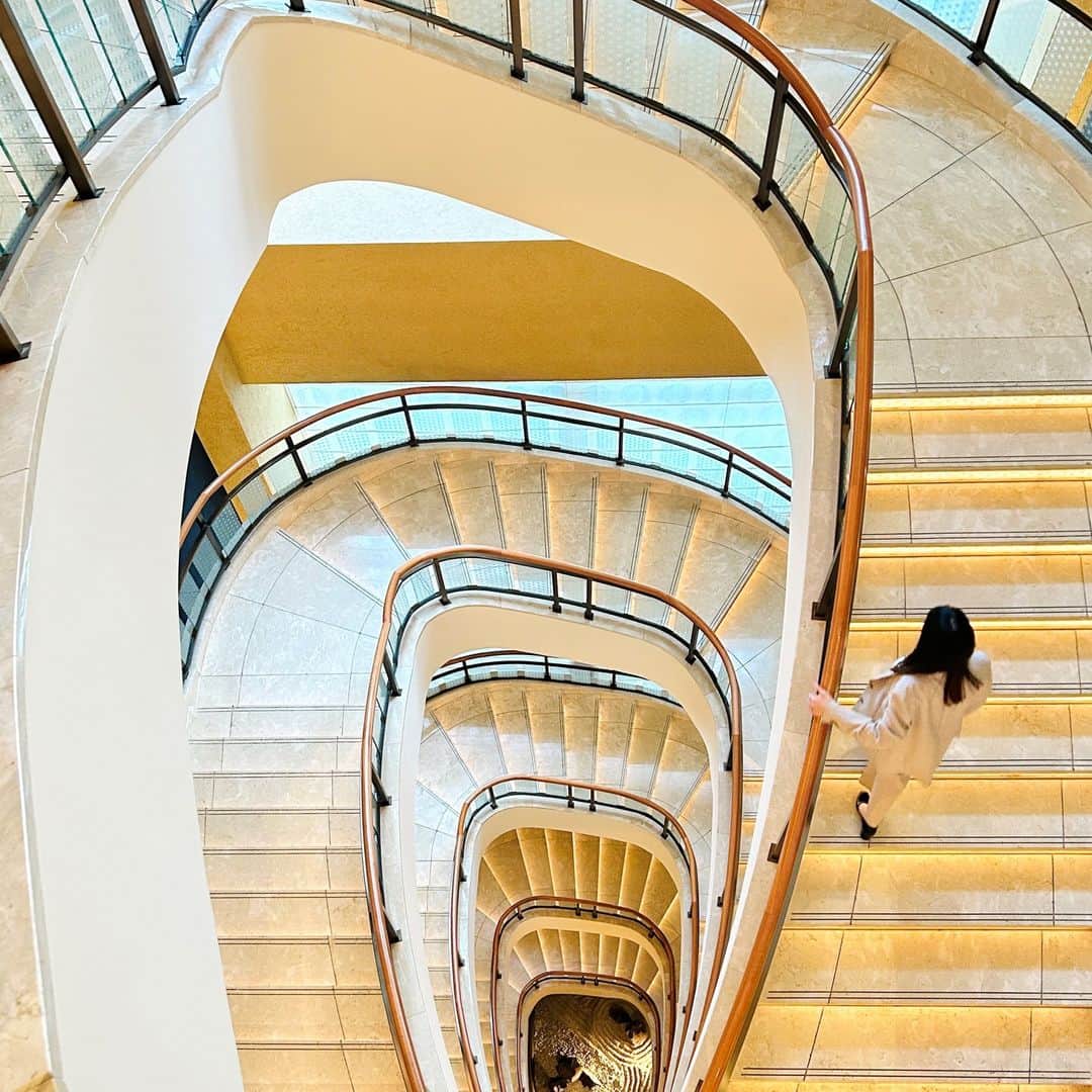 The Peninsula Tokyo/ザ・ペニンシュラ東京のインスタグラム：「螺旋階段。こちらは館内のフォトジェニックスポットの一つです。皆さまも、ぜひお気に入りのスポットを見つけてみませんか。  A picture-perfect moment captured at our iconic staircase.」