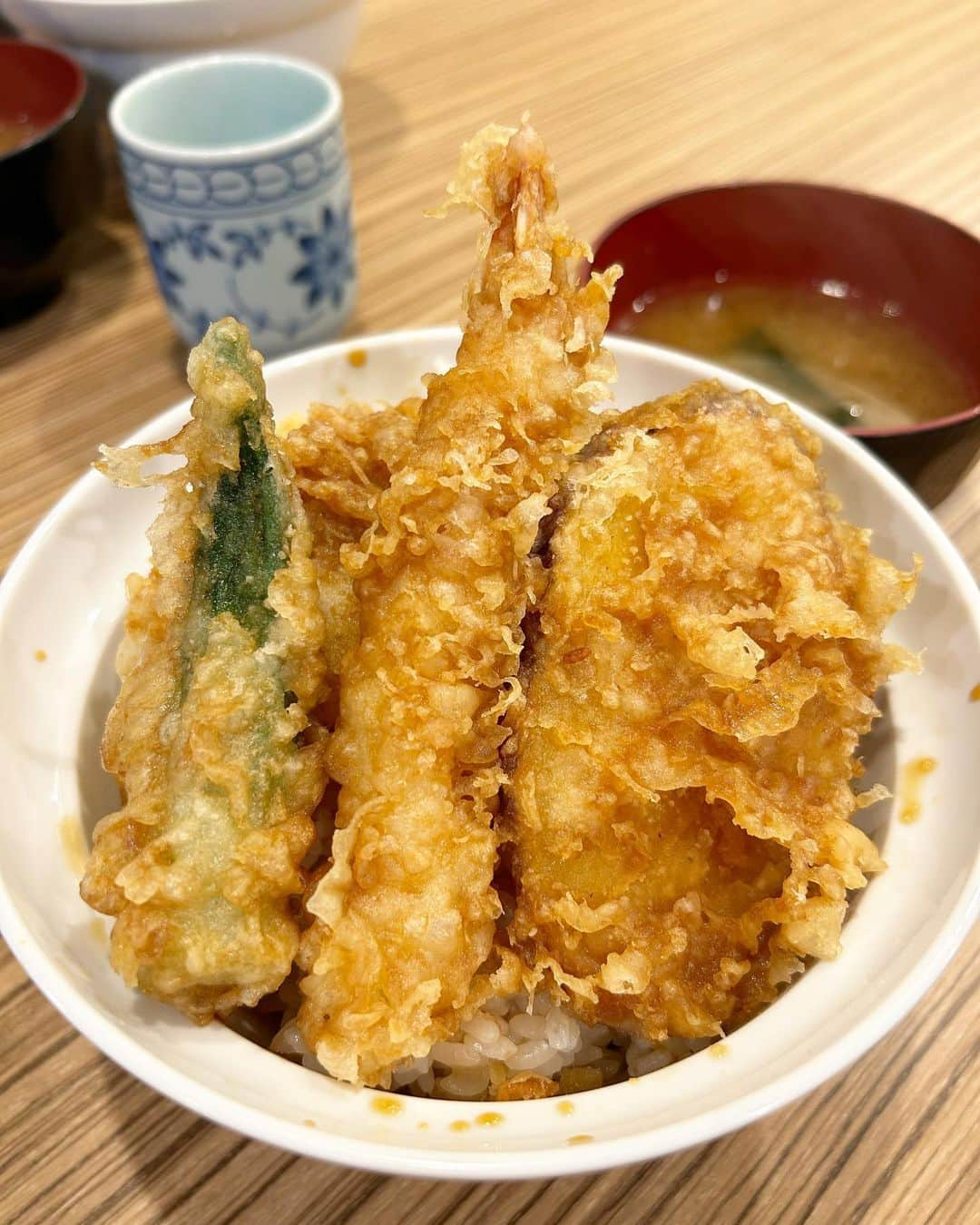 伊藤智博さんのインスタグラム写真 - (伊藤智博Instagram)「天丼！このボリュームなのに安い！うまー！  #四八天丼 #高幡不動 #高幡不動グルメ #天丼 #🍤 #itoburger #thehwdogandco #warehouse #ウエアハウス #エビ中Tシャツ #jelado #ジェラード #vanscheckerboardslipon #バンズチェッカー #LLR伊藤」11月9日 17時51分 - itotomohirollr