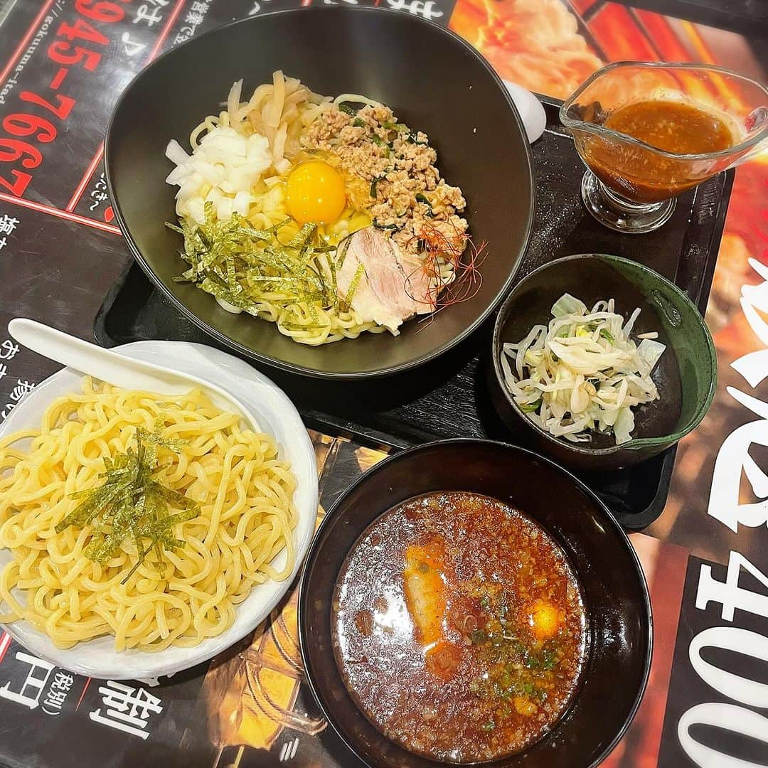 井上あみなさんのインスタグラム写真 - (井上あみなInstagram)「越谷にある「極旨焼鳥呑家　極旨麺家　頂～いただき～」さん【@itadaki_koshigaya】に行ってきました💗  旨い居酒屋でGoogle評価4.3（R4,7現）を叩きだしている大人気焼鳥居酒屋さん❤️  居酒屋なのに激うまのまぜ麺、つけ麺、ラーメンが食べれるお店だよ😊  ⭐️店長おまかせ極旨焼鳥５本セット ⭐️頂もつ煮 ⭐️本気とろ肉チャーシュー ⭐️旨塩味玉 ⭐️頂のまぜ辛麺 ⭐️豚骨魚介系旨辛つけ麺  をいただきました😋  店長おまかせ極旨焼鳥５本セットは 看板メニュー１７品目ある焼鳥の中から厳選した店主おまかせ５本盛り🙆‍♀️  ワサビの香りがたまらないささみワサビ塩 ジューシーなもも肉のタレ とろける美味しさのぼんじりの味噌 コリコリした食感が楽しいやげん軟骨 しその香りがしてコリコリふっくらな軟骨入りつくねの5種類💗 どれも美味しかった😍  頂もつ煮は地元の肉卸業者から直接仕入れ新鮮な豚のホルモンのみ使用していて、 時間と愛情を注ぎまくったとろける美味しさ🤤 美味しくてほっこり笑顔になれるもつ煮でした🥰  本気とろ肉チャーシューはジューシーで柔らかいチャーシューがお酒に合うー😍  旨塩味玉は旨塩で味付けした半熟卵💗 トロトロ美味しかった😋  豚骨魚介系旨辛つけ麺は頂店主オリジナルのこだわり抜いた旨辛💗 旨味と辛味の絶妙なブレンドがたまらなく癖になる豚骨魚介系旨辛スープ😊 “旨辛”の秘訣に豚骨、味噌、コチュジャン、豆板醤、ラージャン、野菜などを使用し、輪切り唐辛子を炒めて香ばしさと辛味を付け加えている豚骨魚介系旨辛つけ麺❣️ 辛さもちょうど良くて後引く美味しさでした🥰  頂のまぜ辛麺はコクと旨味のオリジナルブレンドたれで、叉焼、香ばしい豚挽き肉炒め、細切りザーサイ、白髪ねぎ、辛味のアクセント糸唐辛子、風味豊かな刻みのり、のど越し良しモチモチ中太麺の中央に鎮座する卵、鯖鰹の魚粉でアレンジ有💕 これにシャキシャキ野菜盛りとライス小まで付いていて贅沢な〆でした❤️  どれも美味しかった😋 お店の方もとても話しやすくて素敵な方で癒されました😍  🩷「アミーナの投稿を見た」でワンドリンクサービス❣️❣️❣️ 期間限定※令和6年1月末まで、お1人様1回限りお好きなドリンクー杯サービス（※メガジョッキ、利き酒セットは除く）  近日中に越谷店でランチもはじまるみたいです😊 ぜひ行ってみてください🩷  ✅ラーメン、つけ麺、まぜ麺提供時間 頂～いただき～越谷店 📍越谷市宮本町1-148-1越谷スカイマンション1F 16:00～22:00  期間限定店ちょい頂いただき～春日部店 📍春日部市中央1-1-17 11:00～14:00、18:00～23:00  ✅お店のHP https://www.gokuuma-itadaki.com  PR @itadaki_koshigaya #越谷グルメ #越谷居酒屋 #越谷ごはん #越谷焼き鳥 #越谷焼鳥 #越谷市グルメ #越谷駅 #越谷飲み #越谷ラーメン #越谷飲み #春日部ラーメン #春日部飲み」11月9日 17時52分 - amina_inoue0702