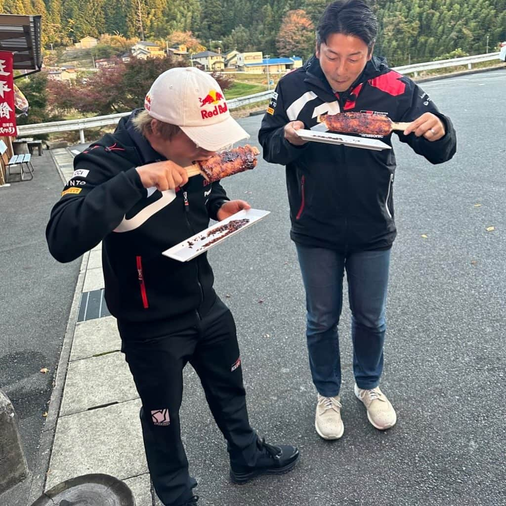 勝田貴元さんのインスタグラム写真 - (勝田貴元Instagram)「ラリージャパンへ向けて、 富川悠太さんと一緒に #トヨタイムズ の収録でした🤩 ラリー直前に公開されるみたいなので、みなさんお楽しみに！16日の17時より公開予定です。 五平餅〜🤤 #しもやまの里   #TK18」11月9日 17時52分 - takamotokatsuta