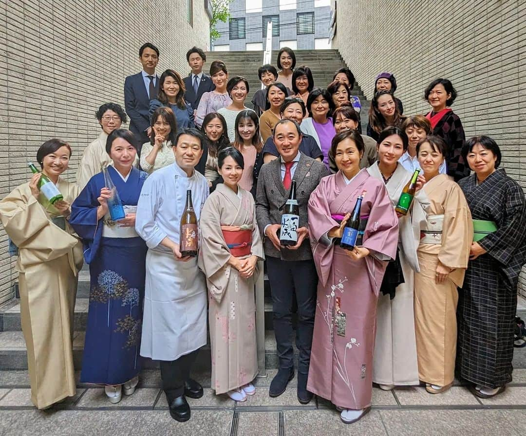 近藤淳子さんのインスタグラム写真 - (近藤淳子Instagram)「【一白水成】プリンスぽん女会 in「Ryuzu」  2023年のぽん女会は、11 年連続ミシュラン 二つ星の六本木フレンチ 「Ryuzu」が舞台。日本の移りゆく季節を感性豊かに映しだす飯塚隆太シェフによるお料理と、上質な空間に皆さまをいざなう会。  蔵元ゲストは、創業 1688 年の老舗 蔵【一白水成】を醸す福禄寿酒造の蔵元渡邉康衛さん。この日限りのスペシャルペアリングコースを、26名満員御礼にて堪能いたしました。  知的で華やかなキャリアをお持ちで、都内、長崎、新潟などからも上京して参加してくださった女性たち。ほろ酔いになりながら康衛さんのお話をじっくり聴き、「Ryuzu」という空間を存分に愉しんでくださっている光景は、私にとって宝物のようなひとときでした。  会がスタートした14年前とは日本酒の時代もすっかり様変わりしていますが、人・酒・料理の無限の可能性も感じることもできました。久しぶりに皆さんにお会いできて、尊いようなあたたかな気持ちにもなりました。  味覚の冒険ストーリーも楽しんでいただいた大好評のコースで、人気ナンバー１ペアリングは、【フォアグラフランと栗のヴェル－テ×Moving　Saturday】それぞれの感性豊かな視点で貴重な感想をたくさんいただいています。感謝申し上げます。  この度、取材や打ち合わせを重ね、大変お世話になりました飯塚シェフ、鈴木マネージャー、丸山ソムリエなど「Ryuzu」の皆さま、康衛さん、心よりありがとうございました！ぽん女会一同にて御礼申し上げます。  日本酒女性ファンが一人でも多くふえますように...❣️  #一白水成 #福禄寿酒造 #リューズ #ぽん女会 #宝物  @chefryuta   @watahiko29610」11月9日 17時58分 - kondo_junko_