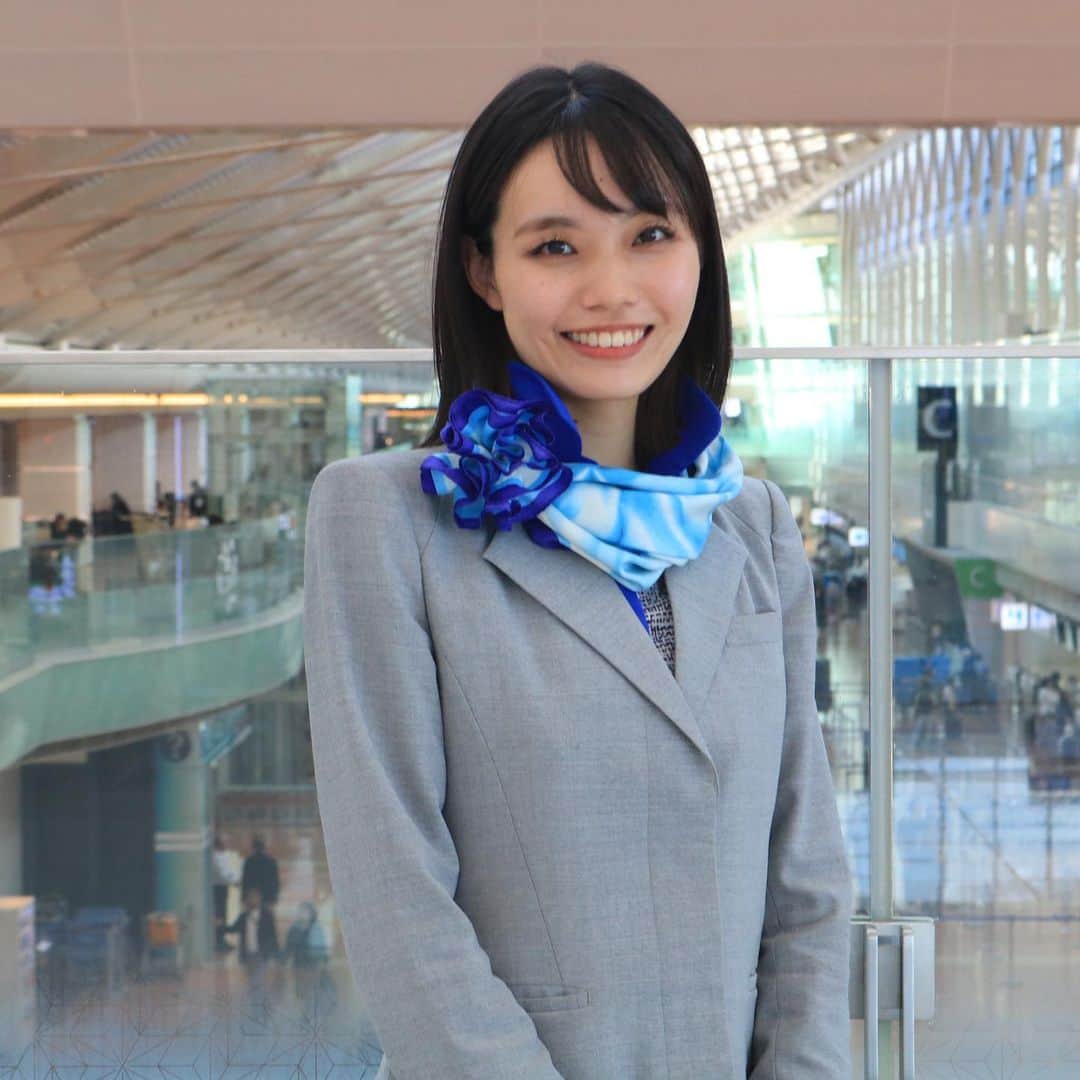 ANAのインスタグラム：「皆さま、こんにちは🌻 羽田空港グランドスタッフの芝沼です😊  今年で入社7年目を迎え、主に国内線の発券責任者・カウンター責任者を担当しておりましたが、最近はフライトコントローラー業務に入る機会が増えました！  まだまだ経験が浅く勉強の毎日ですが、便が定刻に出発出来るよう職場の仲間と密に連携を取り、安全かつ定刻に出発出来たときは大きなやりがいを感じる瞬間です✈️✨  冬の時期になると毎年大分へ温泉旅行をしているので、今年も温泉に入って心身共にポカポカしたいと思います♨️  おすすめの旅行先がありましたら是非教えていただきたいです☺️  急に寒くなってまいりましたのでお身体にお気を付けてお過ごしください♪ 羽田空港でお待ちしております😊」