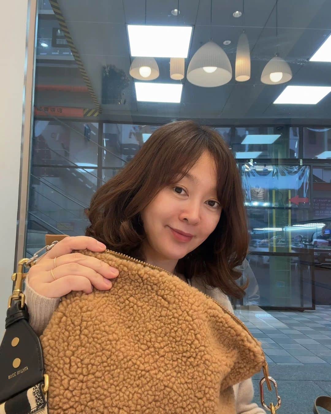 イ・スンヨンのインスタグラム：「테디베어가방 메고  세상예쁜 반지구경갔다가  반짝 거리고 예쁨에 입이 턱 가격에 입이 턱   올만에 만난 언니 반갑다고 어제산 구하기도 힘든 모자를 선물해주는 동생~~  잘쓸께 나이먹어 머리 시려운데 ㅋㅋ  우리 뽀글이 잔디백은 어딜가나 인기짱~~!!!! 감사드려요~♡♡  스카이블루 테디베어브라운 스노우화이트  백두개 가방끈 두개 구성입니다  지금 마고샵으로 놀러오셔요~~^^  @anny.yh 세상예쁜 잔디뽀글이백🐑🐑🐑🐑  @mago12_officiel 👉👉👉오셔요오~~🤣🤣  #비오는목요일🌹  #감기조심하셔요 #따끈한생강차한잔드시구요💗💗💗」