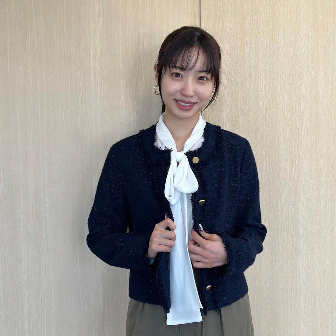 フジテレビ「めざましテレビ」さんのインスタグラム写真 - (フジテレビ「めざましテレビ」Instagram)「林佑香の毎日のコーデを紹介♪  11月9日（木）  【今日のコーデ】 🌟ジャケット☞ @la_boutique_bonbon_official ３万7400円 🌟ブラウス[インナーキャミソール付き]☞ @mercuryduo_com １万450円 🌟パンツ☞ @uniqlo_jp 3990円　 🌟靴☞ @kanematsu_official ３万800円  🌟イヤリング☞ @phoebe_official 2640円   【コーデのポイント】 ボウタイブラウスとツイードジャケットに、カーゴパンツでラフさをプラス🍁 スポーティなコーデが一歩先ゆくムードを叶えます🏇 アクティブになりすぎないように、色味はシックにまとめましょう🎼    #めざましテレビ #きょう何着て行く？ #林佑香 #今日のコーデ #コーデ #CanCam #今日のファッション#ootd #きょう何着て行く？は月〜金朝6時22分ごろ放送📺 #ゆかちゃん #きれいめコーデ #きれいめカジュアル #大人コーデ #秋コーデ #オフィスカジュアル #上品コーデ #アナウンサー衣装」11月9日 17時55分 - mezamashi.tv