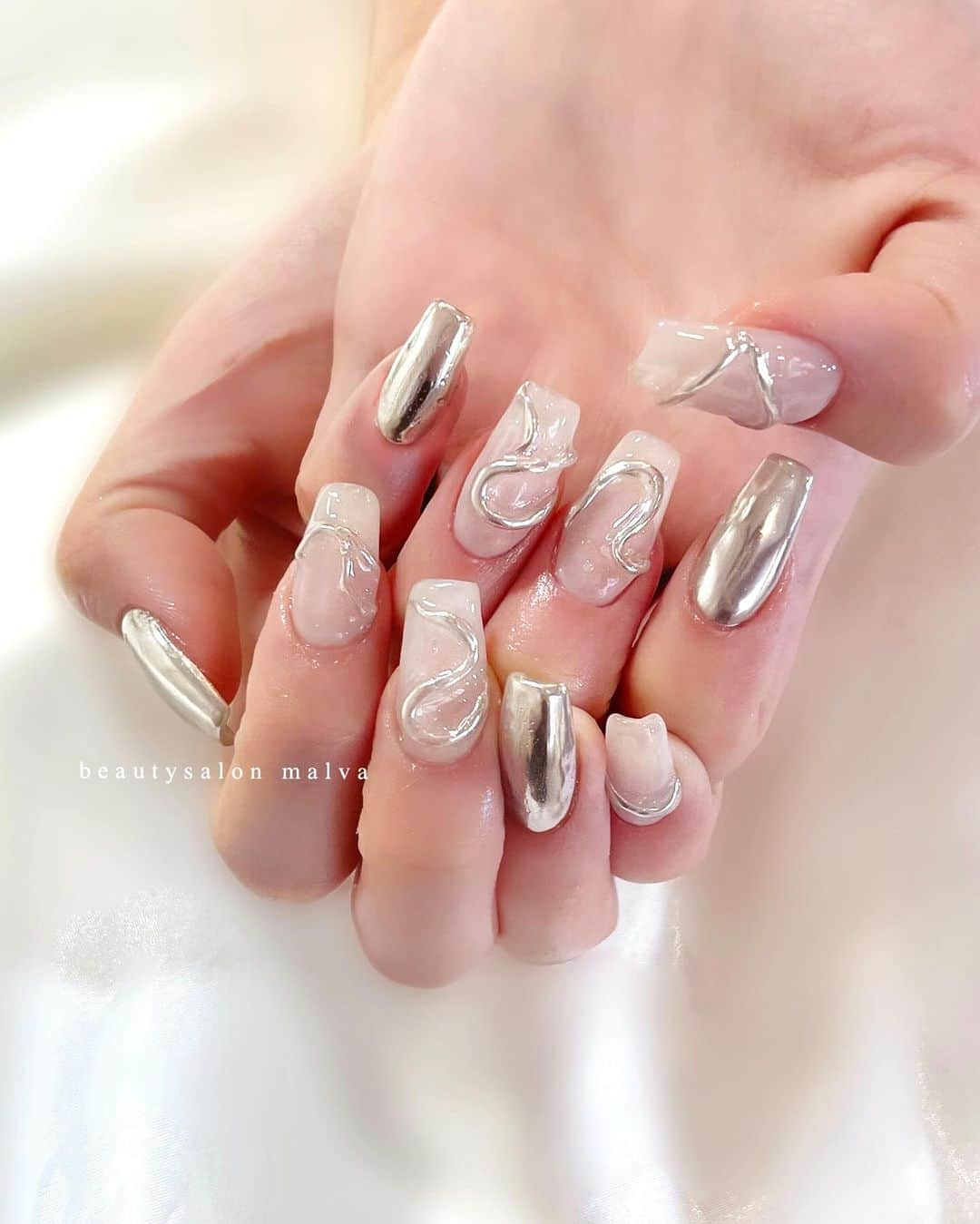 nailsalon malva（ネイルサロンマルヴァ）のインスタグラム：「ハンド【おしゃれペイント231】 フット【フットミラーネイル】でご予約可能🤍 ハンドとフット同日は【ハンドフットSET176】がお得🉐 ⁡ @yua_tsutsui  ゆあてぃーちゃん🆕ネイルです💅 いつも白か黒かシルバーのネイルが多いゆあてぃーちゃん😊 ⁡ 今回もバッチリゆあてぃーちゃんらしいネイルで 仕上がりました✨ ⁡ フットネイルのシルバーミラーネイルも ギランギランに光ってます😂 ⁡ 今回もメンテナンスさせていただきありがとうございました😊 ⁡ ↪︎ ネイルのケアと保証期間 ⁡ malvaのネイルはドライケア、カットスタイルも込みです。 保証期間は約4週間となります（※ご新規様は3週間となります）。 ⁡ ＿＿＿＿＿＿＿＿＿＿＿＿＿ ⁡ ⁡ 𝐛𝐞𝐚𝐮𝐭𝐲𝐬𝐚𝐥𝐨𝐧 𝐦𝐚𝐥𝐯𝐚⠀ 📍明治神宮前駅｜原宿駅　徒歩𝟑分 ⠀ 💬ご予約やお問い合わせ 𝐋𝐈𝐍𝐄から承っております @ 𝐦𝐚𝐥𝐯𝐚 ⁡ お気軽にご連絡ください♡ ⁡ ⁡ ＿＿＿＿＿＿＿＿＿＿＿＿＿＿ ⁡ ▸ジェルネイル｜スカルプ｜ネイルケア ▸まつげカール｜まつげエクステ｜ワンホンエクステ ▸ハーブよもぎ蒸し ▸ワックス脱毛 ⁡ \ アシスタント募集中💁‍♀️ / ⁡ ▸リモート可オンラインの画像動画制作アシスタント ▸サロンワーク全般アシスタント ⁡ ⁡ #冬ネイル2023 #ミラーネイル #シルバーネイル　#ミラーアートネイル #malva #malvaネイル  #スクエアオフネイル  #原宿ネイル #冬ネイル  #表参道ネイル #東京ネイルサロン　#明治神宮前ネイル #新宿ネイル #千駄ヶ谷ネイル  #harajukunails #tokyonails #tokyonailsalon ⁡」