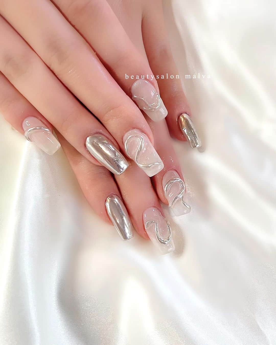 nailsalon malva（ネイルサロンマルヴァ）さんのインスタグラム写真 - (nailsalon malva（ネイルサロンマルヴァ）Instagram)「ハンド【おしゃれペイント231】 フット【フットミラーネイル】でご予約可能🤍 ハンドとフット同日は【ハンドフットSET176】がお得🉐 ⁡ @yua_tsutsui  ゆあてぃーちゃん🆕ネイルです💅 いつも白か黒かシルバーのネイルが多いゆあてぃーちゃん😊 ⁡ 今回もバッチリゆあてぃーちゃんらしいネイルで 仕上がりました✨ ⁡ フットネイルのシルバーミラーネイルも ギランギランに光ってます😂 ⁡ 今回もメンテナンスさせていただきありがとうございました😊 ⁡ ↪︎ ネイルのケアと保証期間 ⁡ malvaのネイルはドライケア、カットスタイルも込みです。 保証期間は約4週間となります（※ご新規様は3週間となります）。 ⁡ ＿＿＿＿＿＿＿＿＿＿＿＿＿ ⁡ ⁡ 𝐛𝐞𝐚𝐮𝐭𝐲𝐬𝐚𝐥𝐨𝐧 𝐦𝐚𝐥𝐯𝐚⠀ 📍明治神宮前駅｜原宿駅　徒歩𝟑分 ⠀ 💬ご予約やお問い合わせ 𝐋𝐈𝐍𝐄から承っております @ 𝐦𝐚𝐥𝐯𝐚 ⁡ お気軽にご連絡ください♡ ⁡ ⁡ ＿＿＿＿＿＿＿＿＿＿＿＿＿＿ ⁡ ▸ジェルネイル｜スカルプ｜ネイルケア ▸まつげカール｜まつげエクステ｜ワンホンエクステ ▸ハーブよもぎ蒸し ▸ワックス脱毛 ⁡ \ アシスタント募集中💁‍♀️ / ⁡ ▸リモート可オンラインの画像動画制作アシスタント ▸サロンワーク全般アシスタント ⁡ ⁡ #冬ネイル2023 #ミラーネイル #シルバーネイル　#ミラーアートネイル #malva #malvaネイル  #スクエアオフネイル  #原宿ネイル #冬ネイル  #表参道ネイル #東京ネイルサロン　#明治神宮前ネイル #新宿ネイル #千駄ヶ谷ネイル  #harajukunails #tokyonails #tokyonailsalon ⁡」11月9日 18時06分 - malva_nail