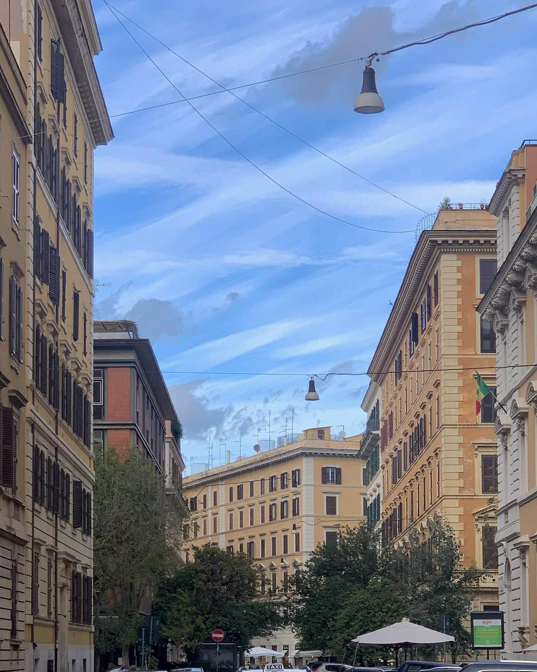 ディニのインスタグラム：「처음보는 구름모양과 로마의 일요일 이모저모. ☁️🇮🇹🌺」