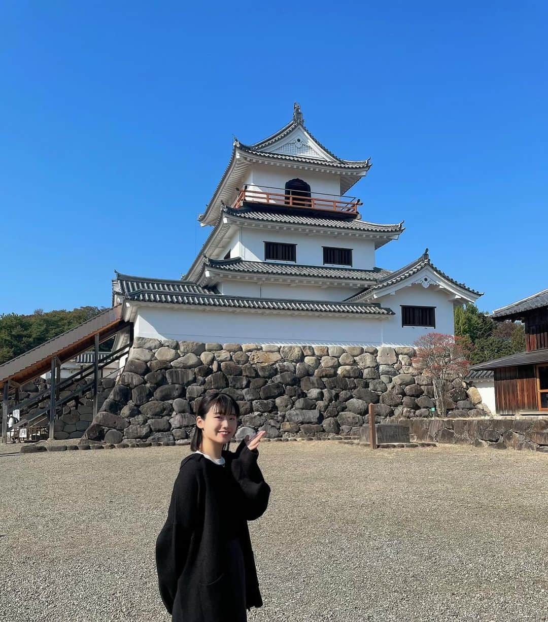 柏山奈々美のインスタグラム：「白石に行ってきた時の写真📷  爺ちゃんの墓参りも無事に終わり、白石城行ってみたり、親戚集まって旅館にも行きました。 天気が良くて紅葉が綺麗だった〜🍁 きっと爺ちゃんと婆ちゃんが晴れさせてくれたんだね😌  また来れますように🍁」