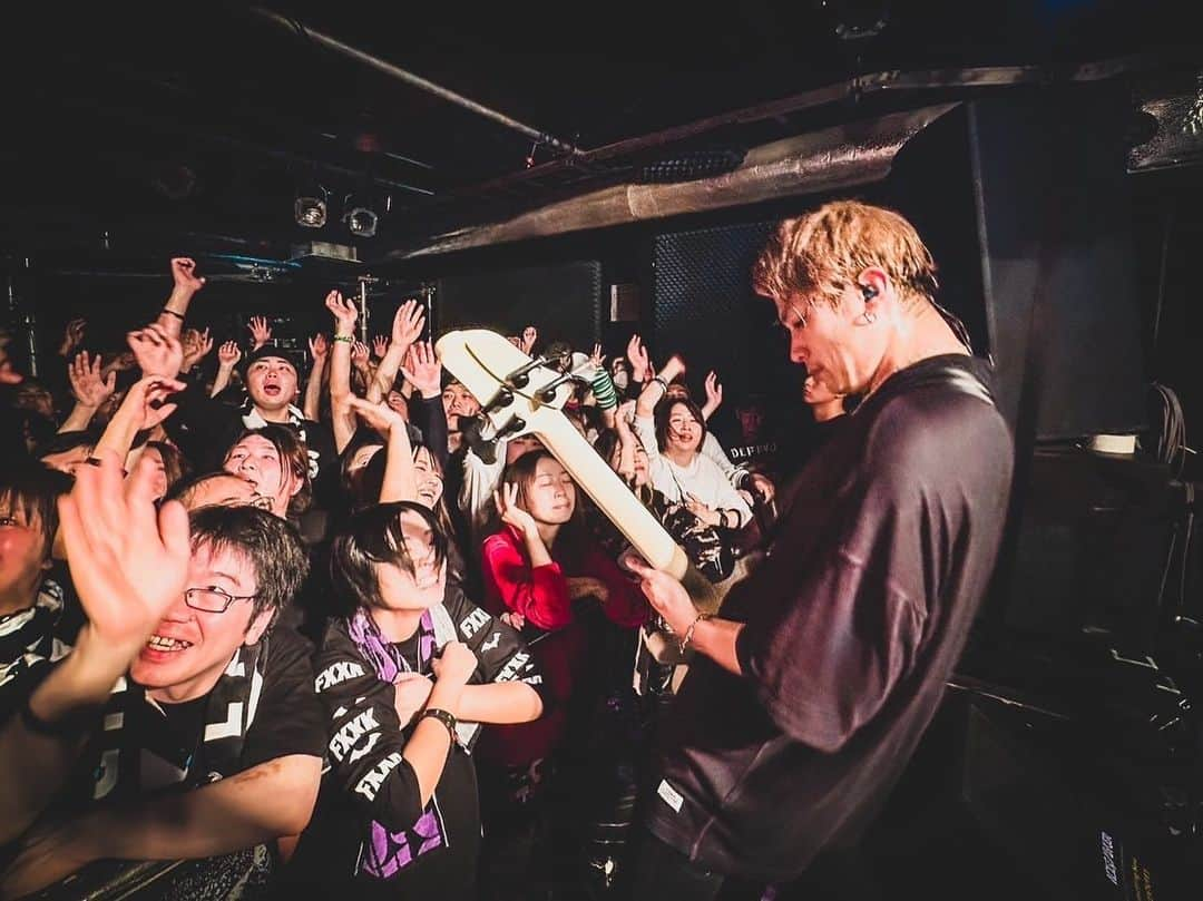 NOISEMAKERさんのインスタグラム写真 - (NOISEMAKERInstagram)「THANK YOU 秋田 Club SWINDLE!! THANK YOU SiM!! 秋田とんでもないパワーでした！ 盟友SiMとの東北ツアーは特別なものになりました！ 皆さんありがとうございました！ また必ず！残りのツアーも良い日になります様に！  #NOISEMAKER #SiM #SiM6th #PLAYDEAD 📷 by @dstarnorito」11月9日 17時59分 - noisemaker_official