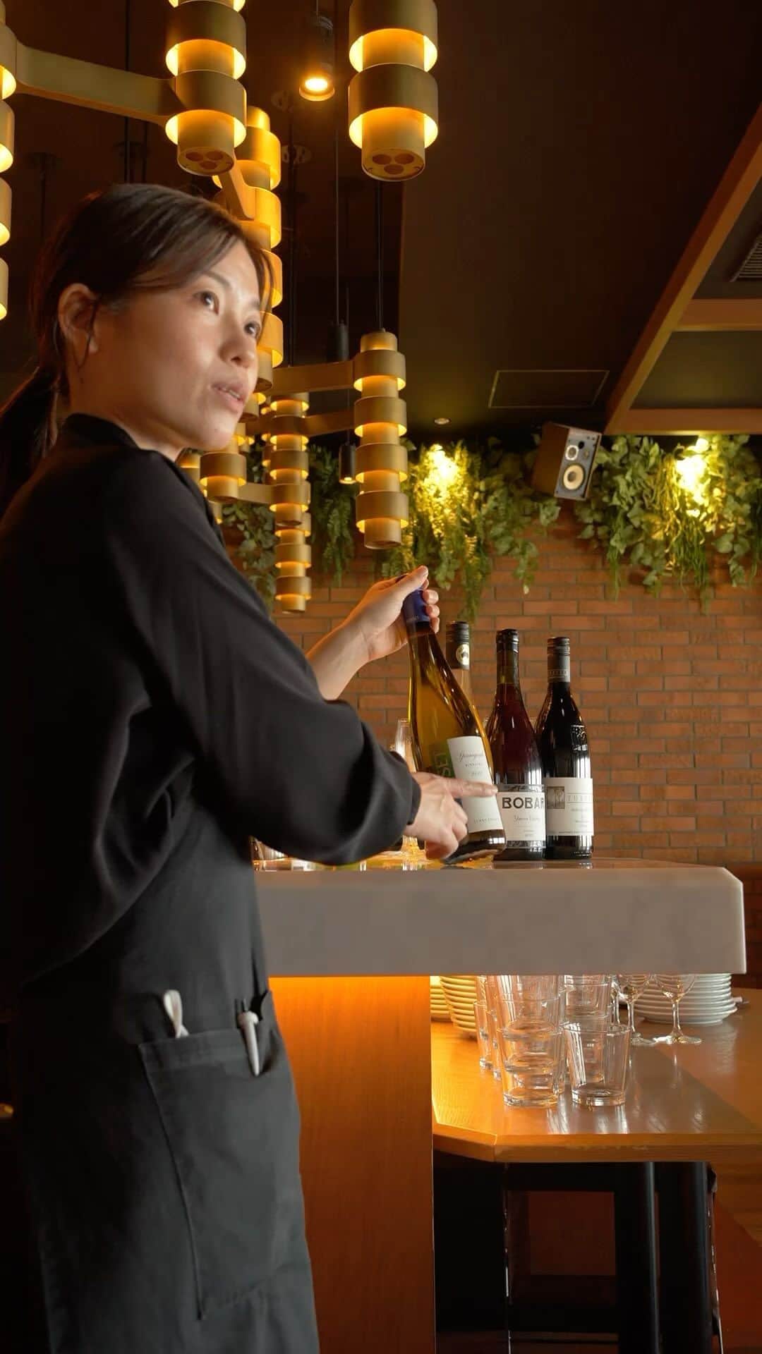 ロングレインのインスタグラム：「ロングレインでは、ソムリエが厳選したワインをご用意しています。  グラスワインや、ボトルワインはもちろん、コースと合わせたペアリングプランもございます。ぜひ、お料理と共に、お楽しみください。  #longrain #longraintokyo #thaifood #ロングレイン #タイ料理 #アジアン料理 #アジアンフード #タイレストラン #恵比寿 #恵比寿ガーデンプレイス #東京 #東京グルメ #恵比寿ランチ #恵比寿ディナー #夜景レストラン #夜景ディナー #夜景デート #夜景スポット #東京タワーが見える店 #東京タワー夜景 #東京タワー🗼 #tokyorestaurant #tokyo #ebisu #ebisugardenplace #nightview #tokyotower #wine #winepairing #sommelier」
